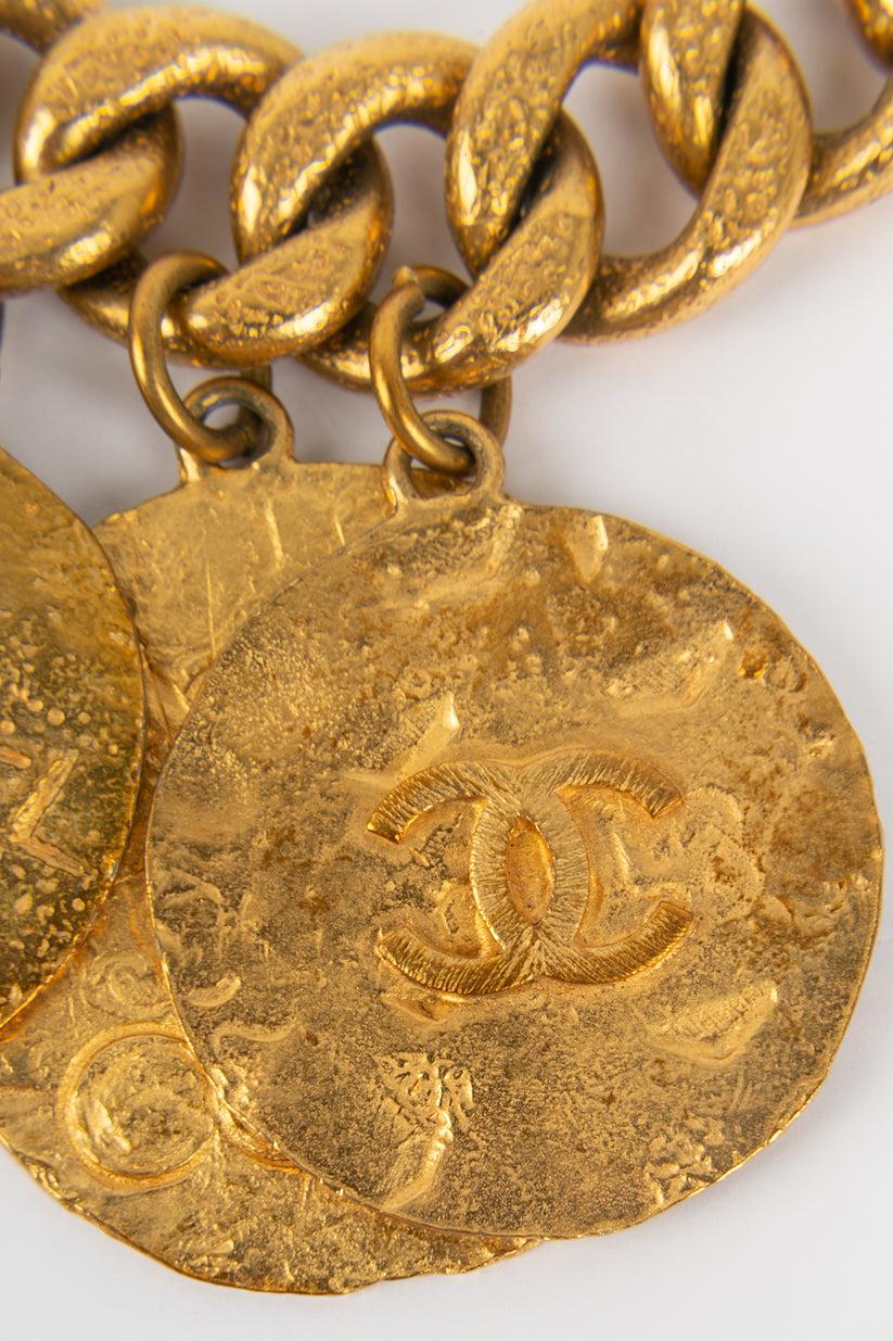 Chanel Halskette aus Gold und Metall mit mehreren Anhängern im Angebot 3