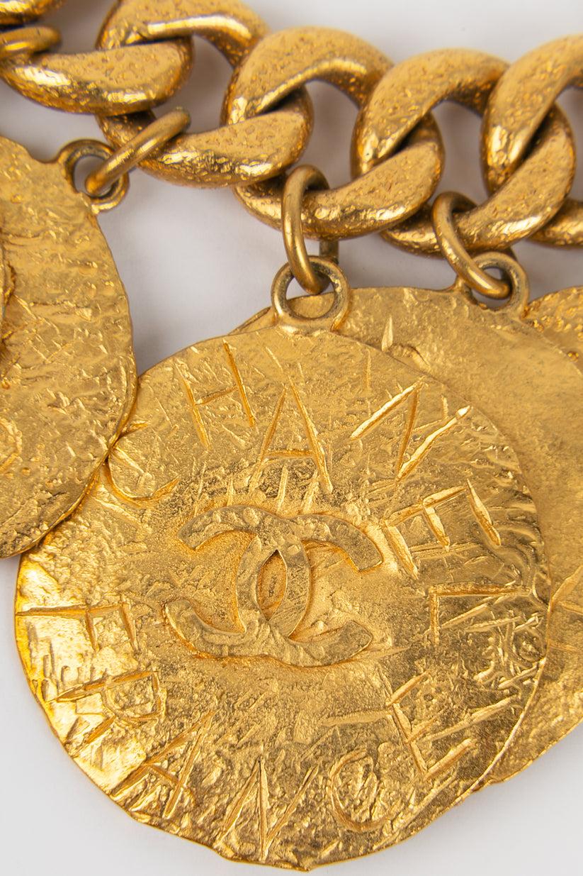 Chanel Halskette aus Gold und Metall mit mehreren Anhängern im Angebot 4