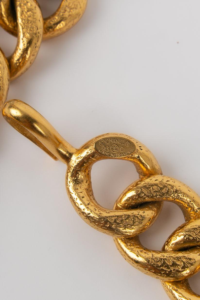 Chanel Halskette aus Gold und Metall mit mehreren Anhängern im Angebot 5