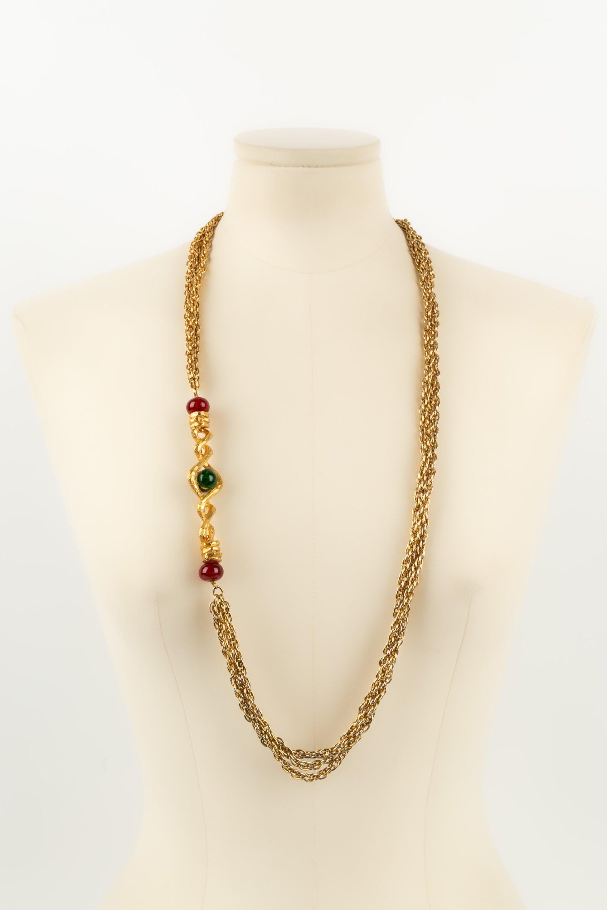 Chanel - (Made in France) Long necklace composed of thin chains in gold-plated metal and colored glass pearls.

Additional information:
Condition: Very good condition
Dimensions: Length: 88 cm

Seller Reference: CB181
