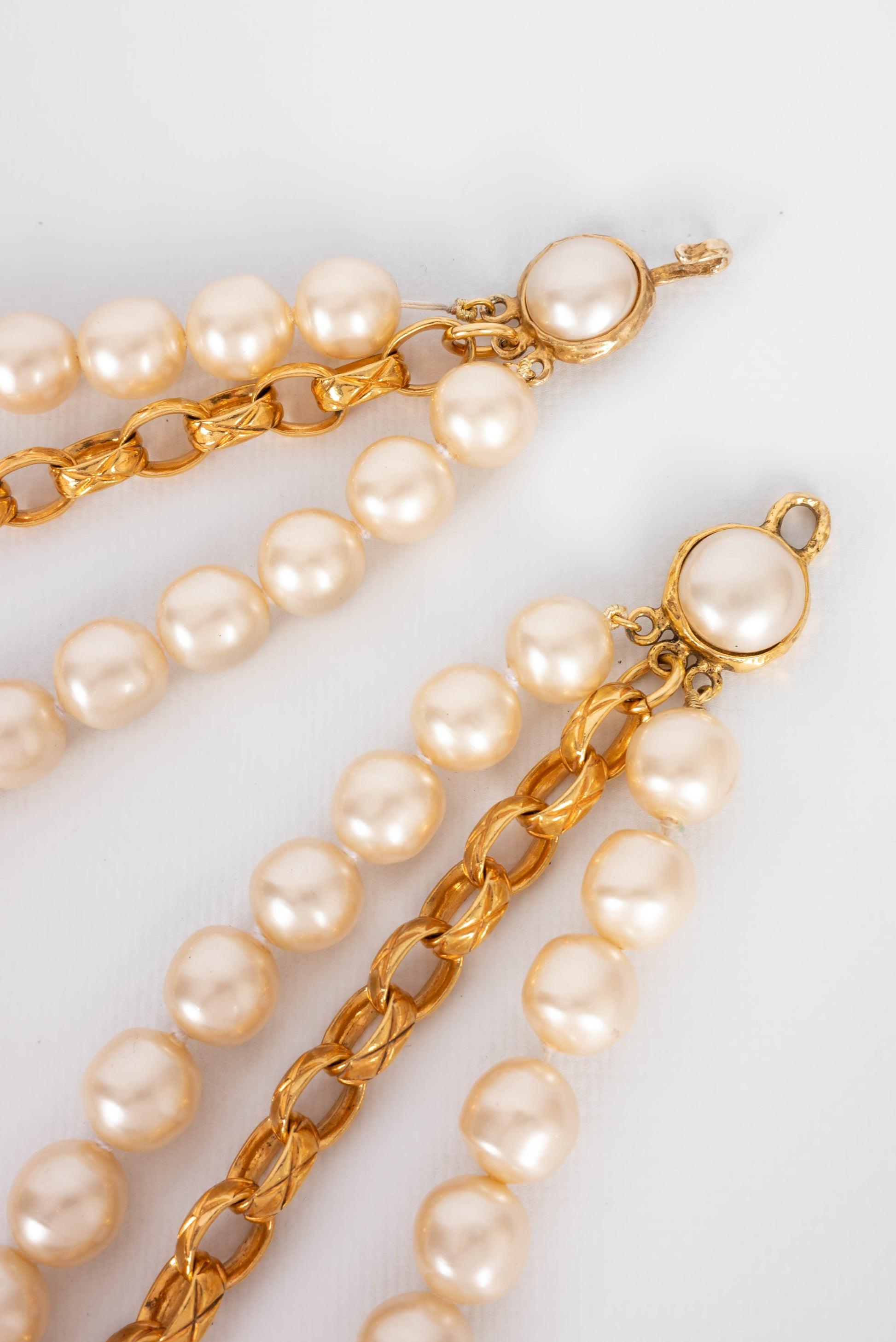 Chanel (Made in France) Necklace in gold-plated metal and costume pearly beads. Jewelry from the beginning of the 1990s.

Additional Information:
Condition: Very good condition
Dimensions: Length of the shorter row: 50 cm
Period: 20th