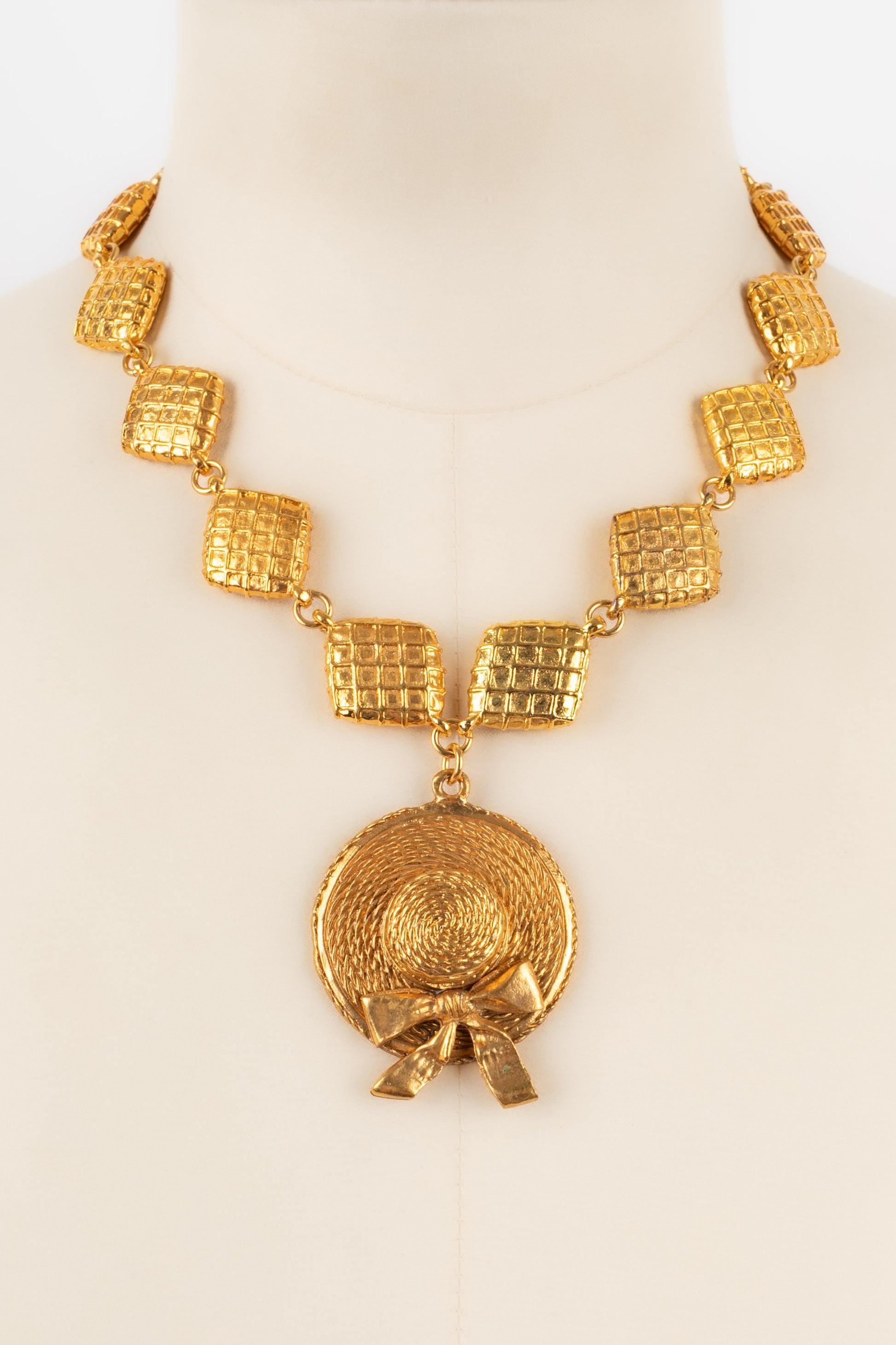 Chanel  Necklace in Golden Metal with Quilted Elements, 1990s In Excellent Condition For Sale In SAINT-OUEN-SUR-SEINE, FR