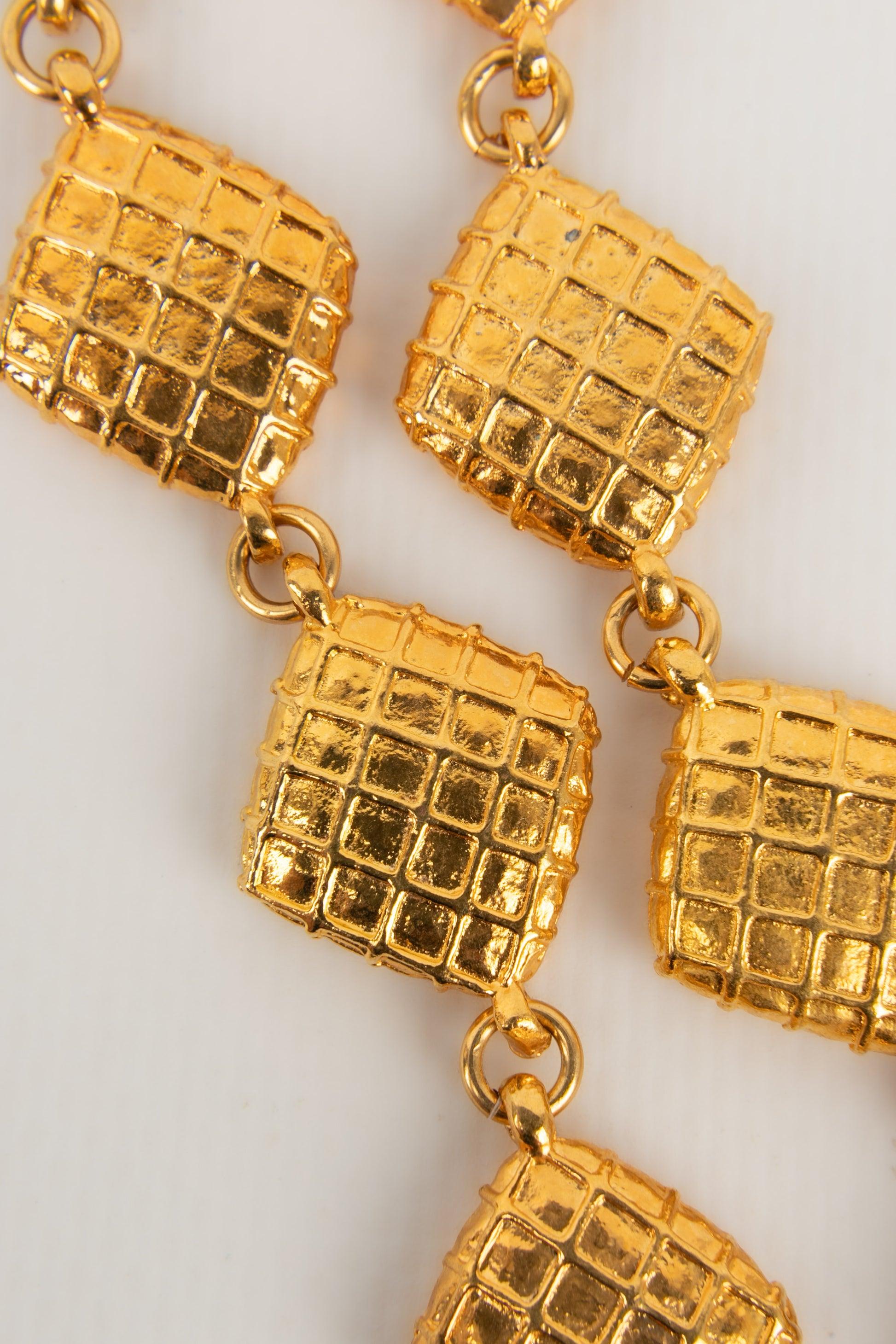 Chanel  Necklace in Golden Metal with Quilted Elements, 1990s For Sale 1