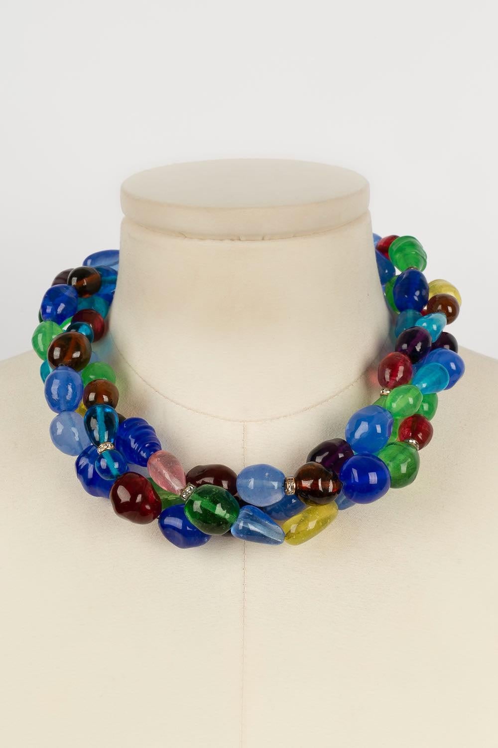 Chanel -Short necklace in multicolored glass paste and rhinestones. Model dating from the 1950s.

Additional information: 
Dimensions: Length: 45 cm
Condition: Very good condition
Seller Ref number: CB93