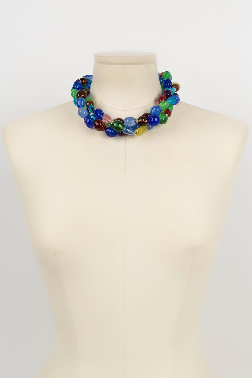 Chanel Halskette aus mehrfarbigem Glaspastell und Strasssteinen im Zustand „Hervorragend“ im Angebot in SAINT-OUEN-SUR-SEINE, FR