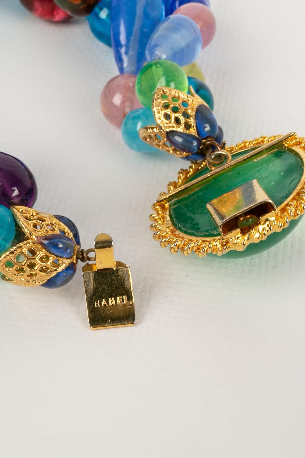 Chanel Halskette aus mehrfarbigem Glaspastell und Strasssteinen im Angebot 1