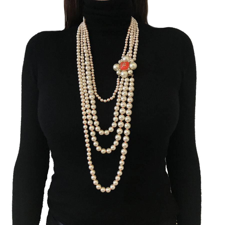 Chanel monumental necklace pearly pearls and orange glass paste,  fluorescent orange nodes between each pearl. 4 rows of pearls of different sizes. Gilded metal hardware 

General condition like new, except for a very slight mark on a big pearl of