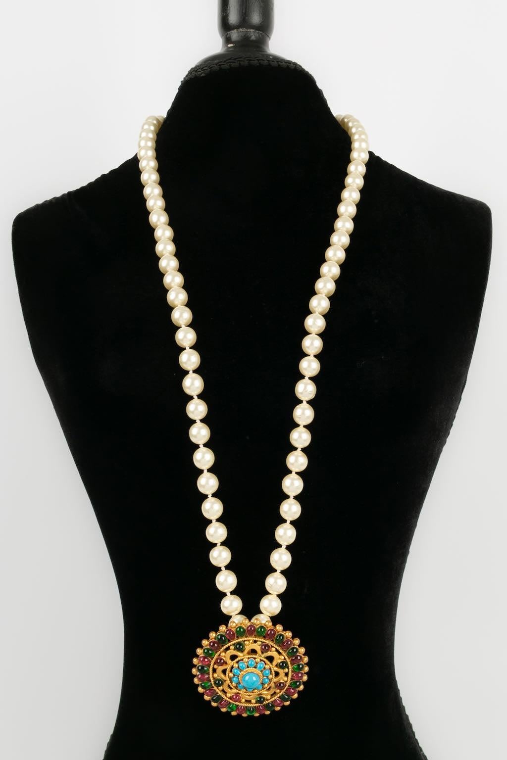 Chanel -(Made in France) Halskette mit Perlen und einer Brosche aus Goldmetall und Glaspaste. Kollektion Herbst/Winter 1996.

Zusätzliche Informationen: 
Abmessungen: Länge: 98 cm - Durchmesser: 6 cm
Zustand: Sehr guter Zustand
Sellers Ref-Nummer: