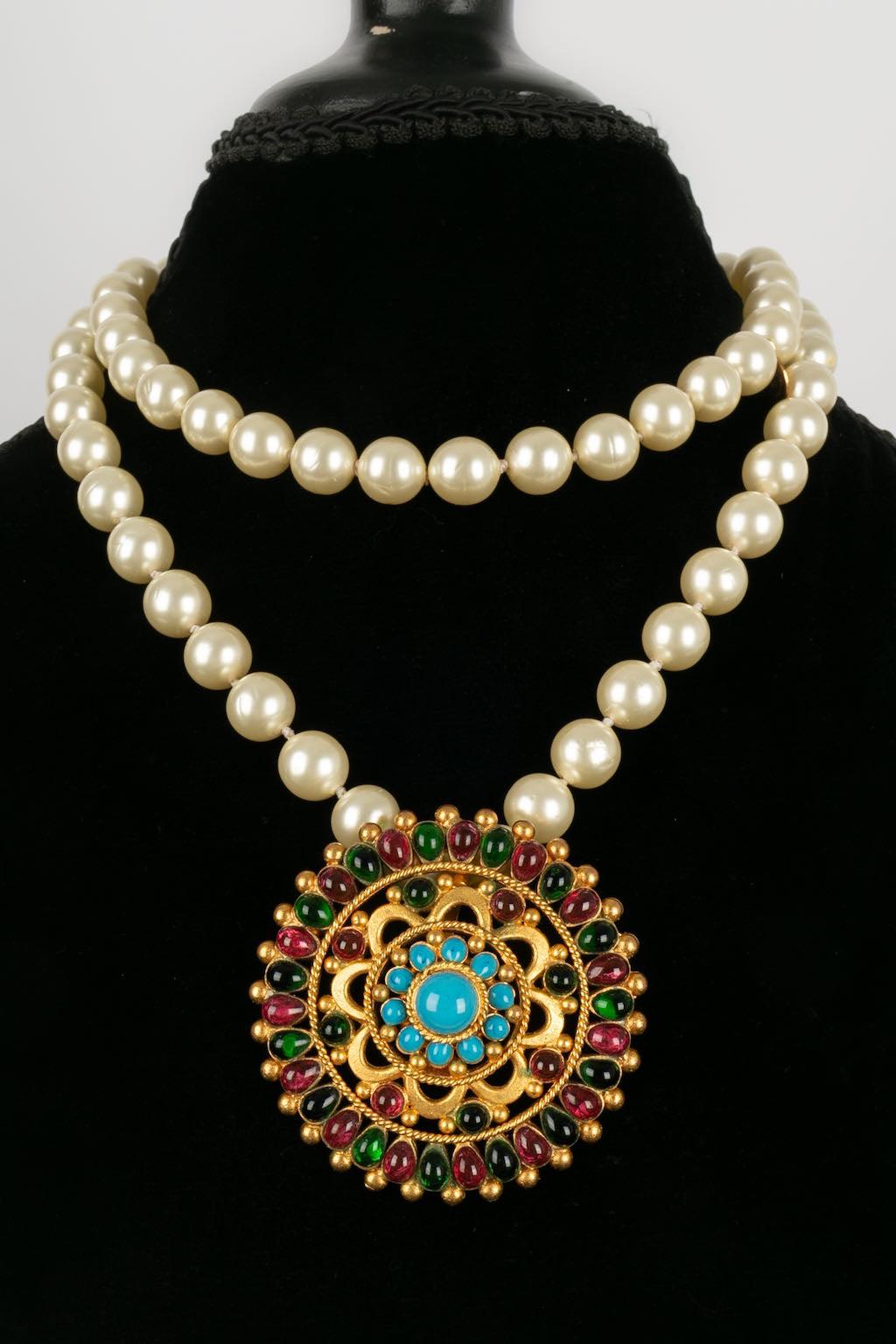 Women's Chanel Necklace in Pearls with Brooch For Sale