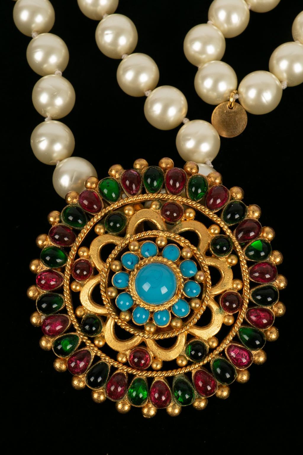 Chanel Halskette aus Perlen mit Brosche im Angebot 1