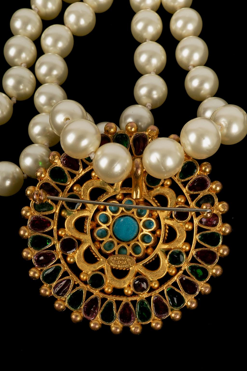 Chanel Halskette aus Perlen mit Brosche im Angebot 3