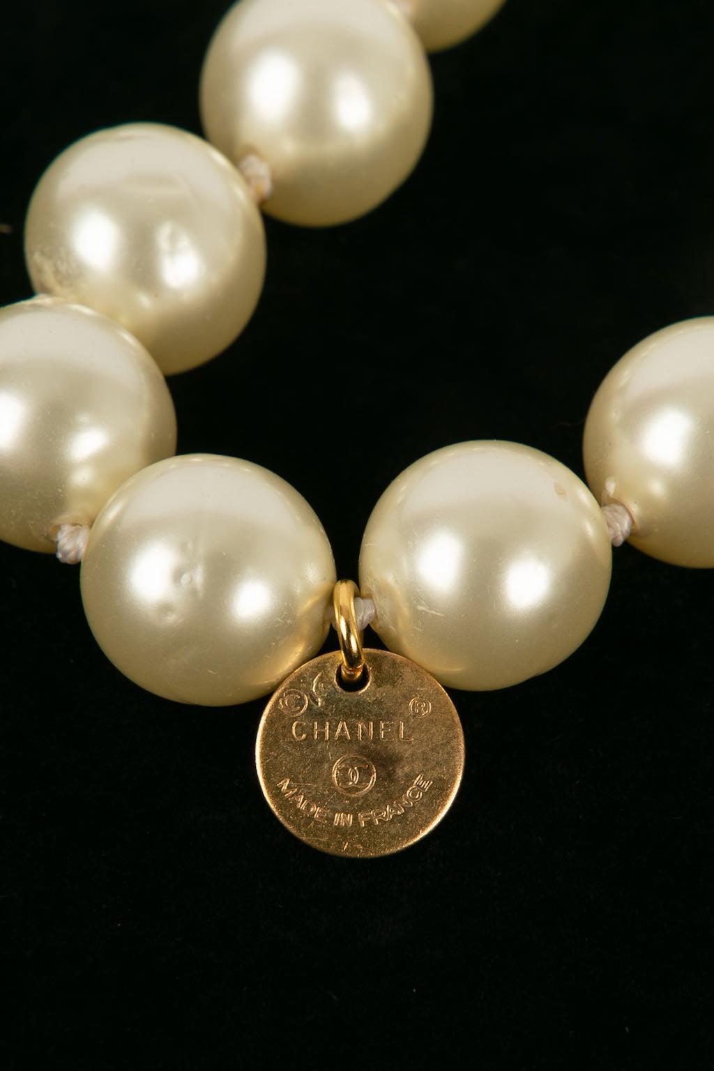 Chanel Halskette aus Perlen mit Brosche im Angebot 5