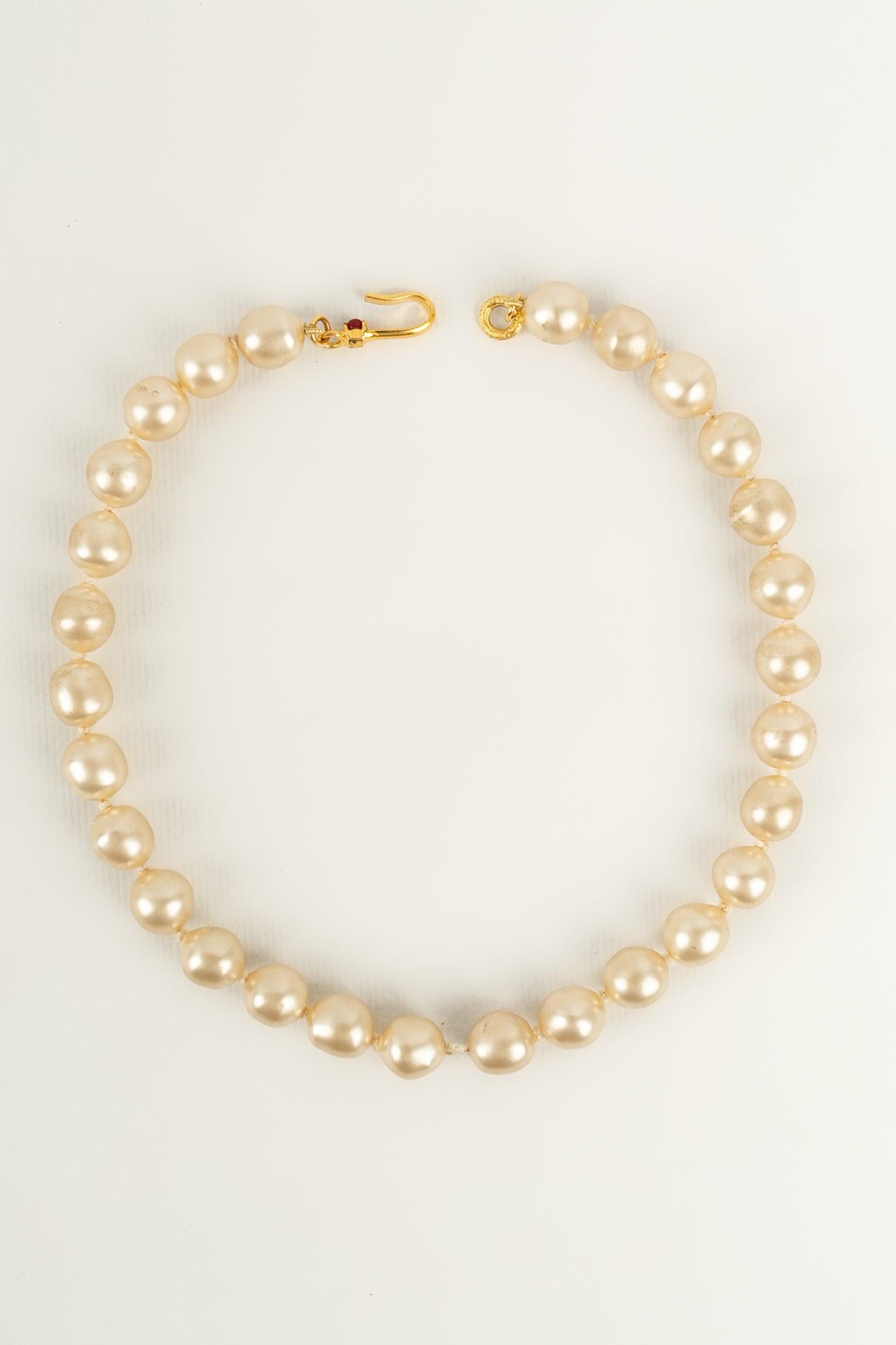 Chanel (Made in France) Necklace in costume pearly beads with a medallion in gold-plated metal and glass paste. Fall-Winter 1996 Collection.

Additional Information:
Condition: Very good condition
Dimensions: Length: 44 cm - Pendant: 7 cm
Period: