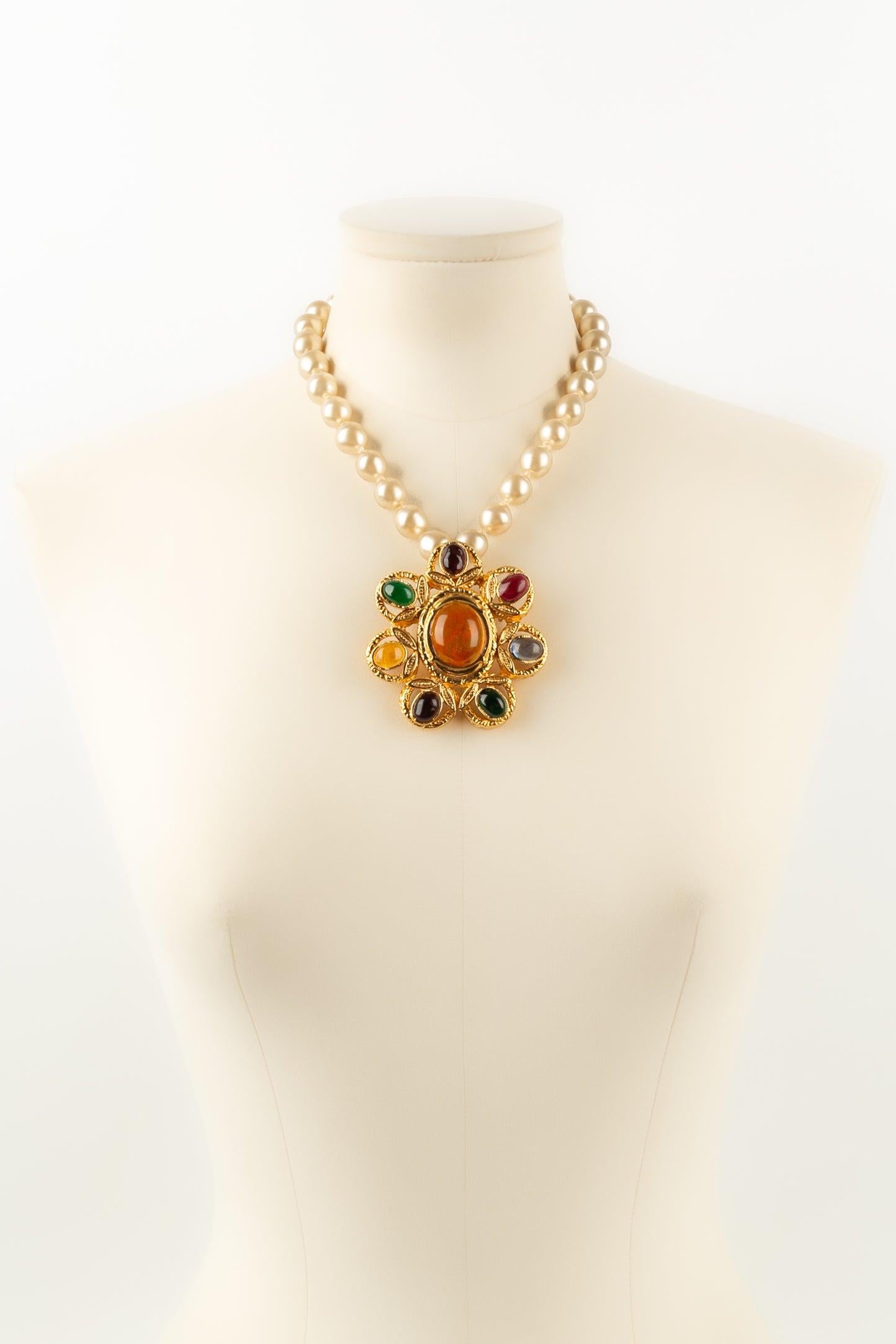 Chanel Necklace in Pearly Beads with A Medallion, 1996 For Sale 3