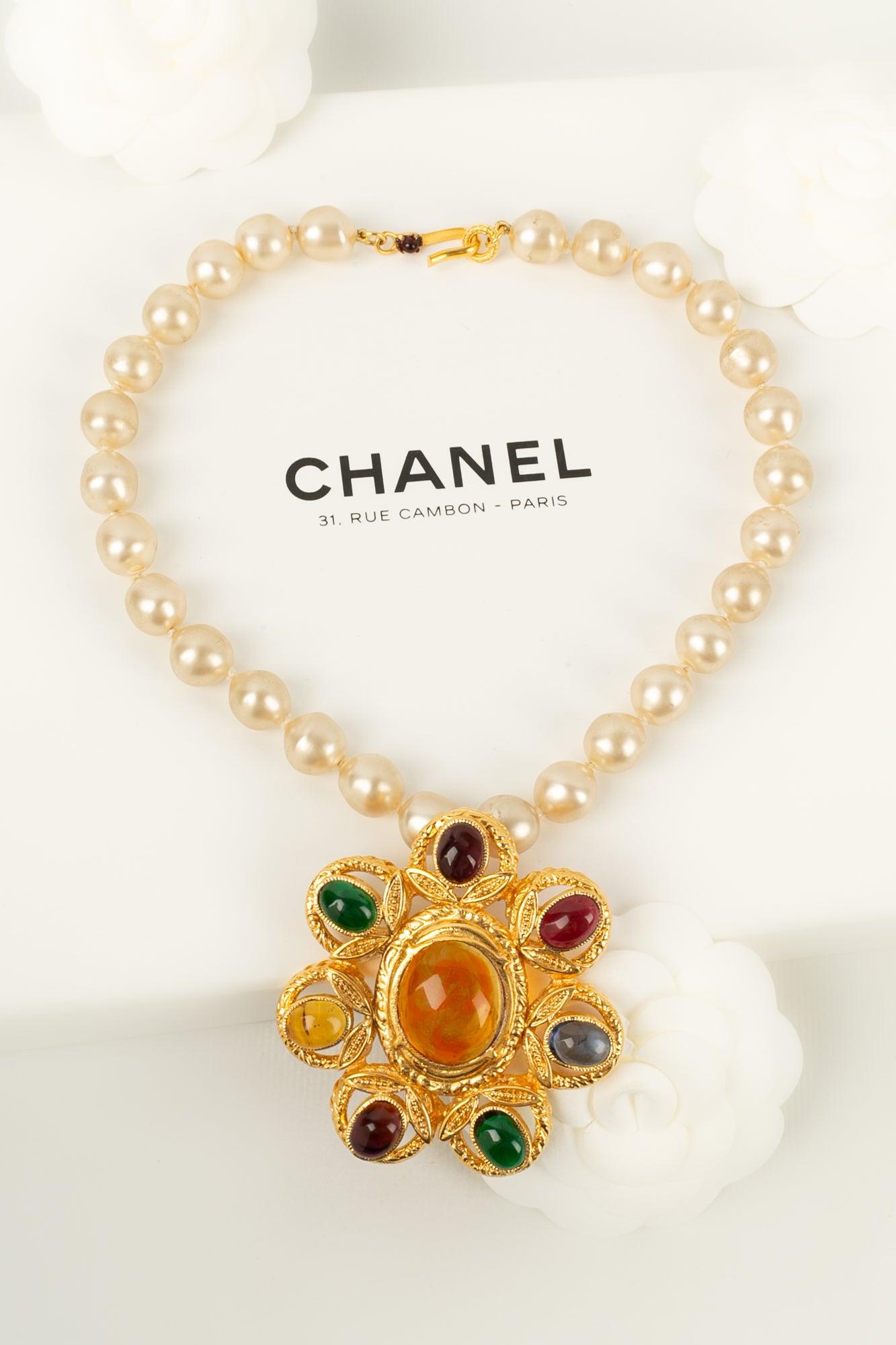 Chanel Necklace in Pearly Beads with A Medallion, 1996 For Sale 5