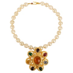 Collar Chanel de cuentas nacaradas con un medallón, 1996