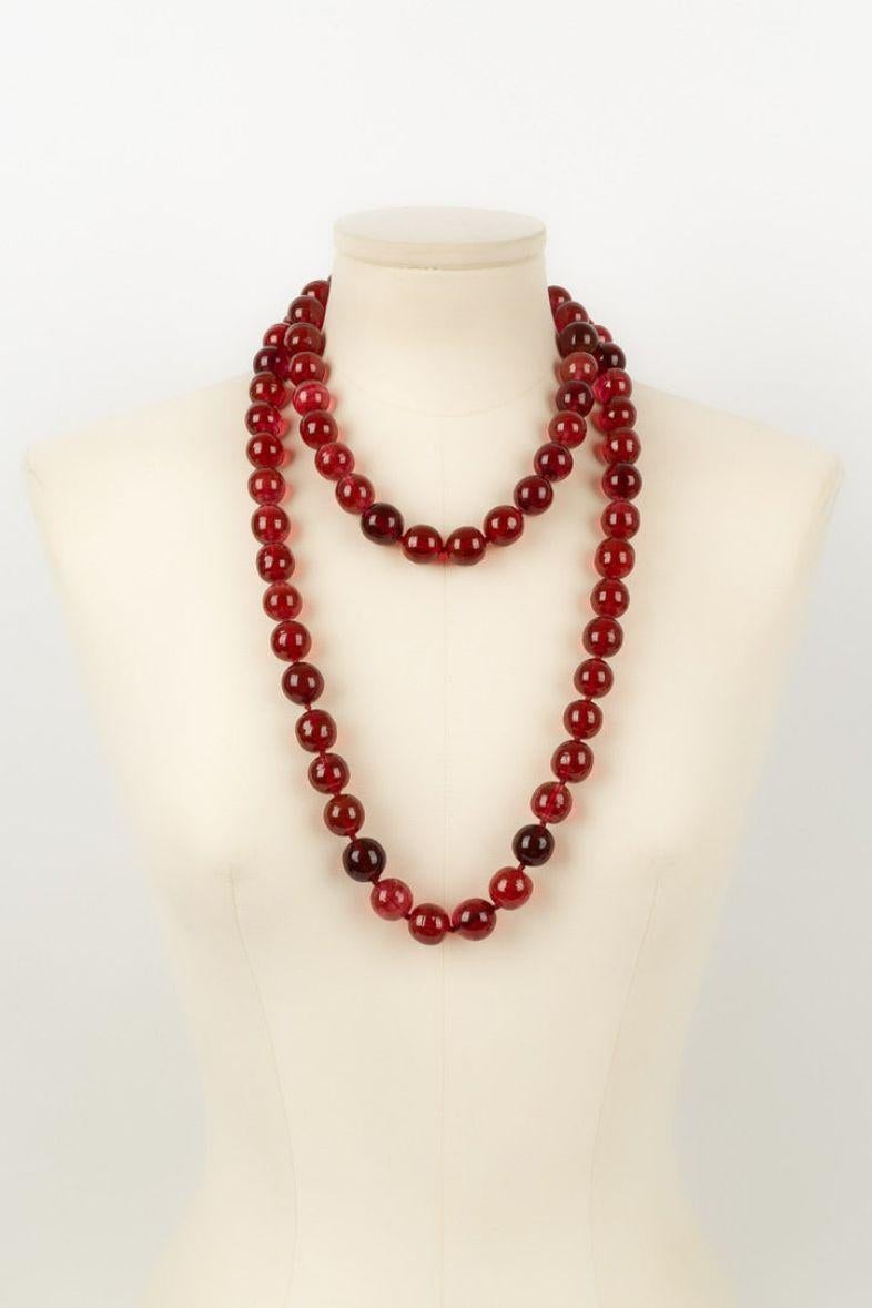 Chanel - (Made in France) Long necklace of red glass beads. Jewel from the 1980s.

Additional information:
Dimensions: Length: from 124 cm to 128 cm
Condition: Very good condition
Seller Ref number: CB114
