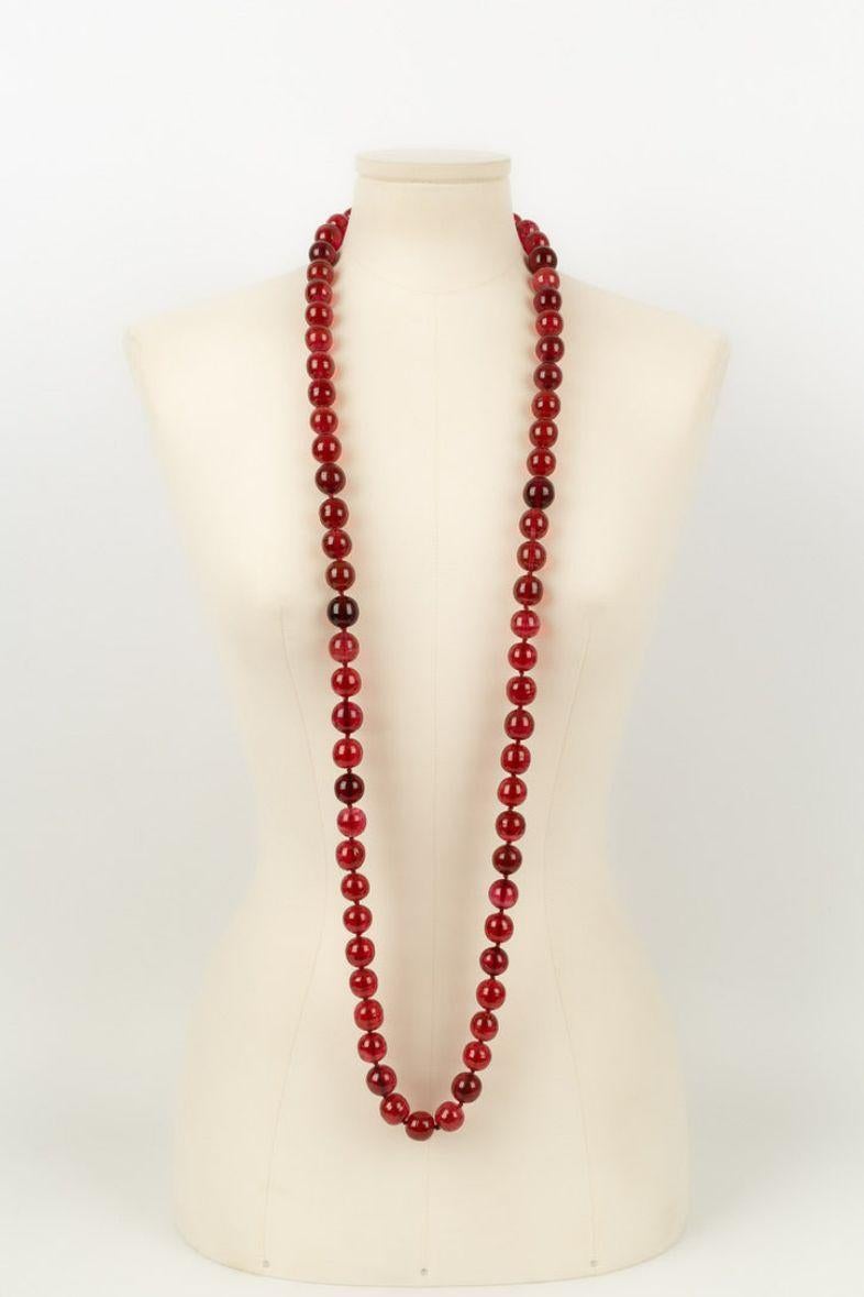 Chanel Collier de perles en verre rouge Excellent état - En vente à SAINT-OUEN-SUR-SEINE, FR