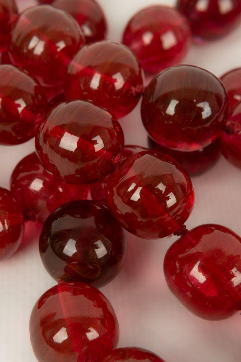 Chanel Collier de perles en verre rouge en vente 2
