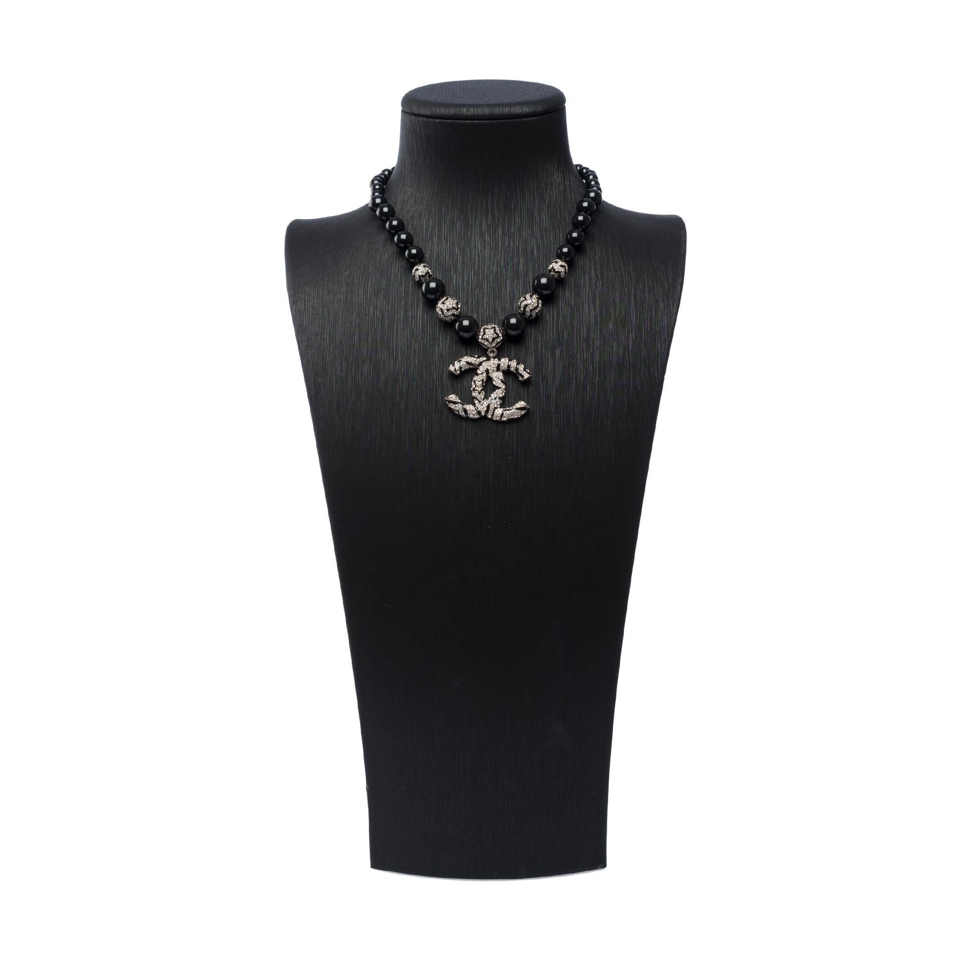 Jewelry​ ​Type:​ ​Necklace
Brand:​ ​Chanel
Model:​ ​CC
Material:​ ​Metal​ ​and​ ​pearl​ ​and​ ​crystal
Color:​ ​Silver​ ​with​ ​Black​ ​Pearl
Dimensions:​ ​20 -35 ​​​cm
Condition:​​​​ ​​​​​​​Never​ ​worn​​
Reference:​​​​ ​​​​102034
sold​ ​without​