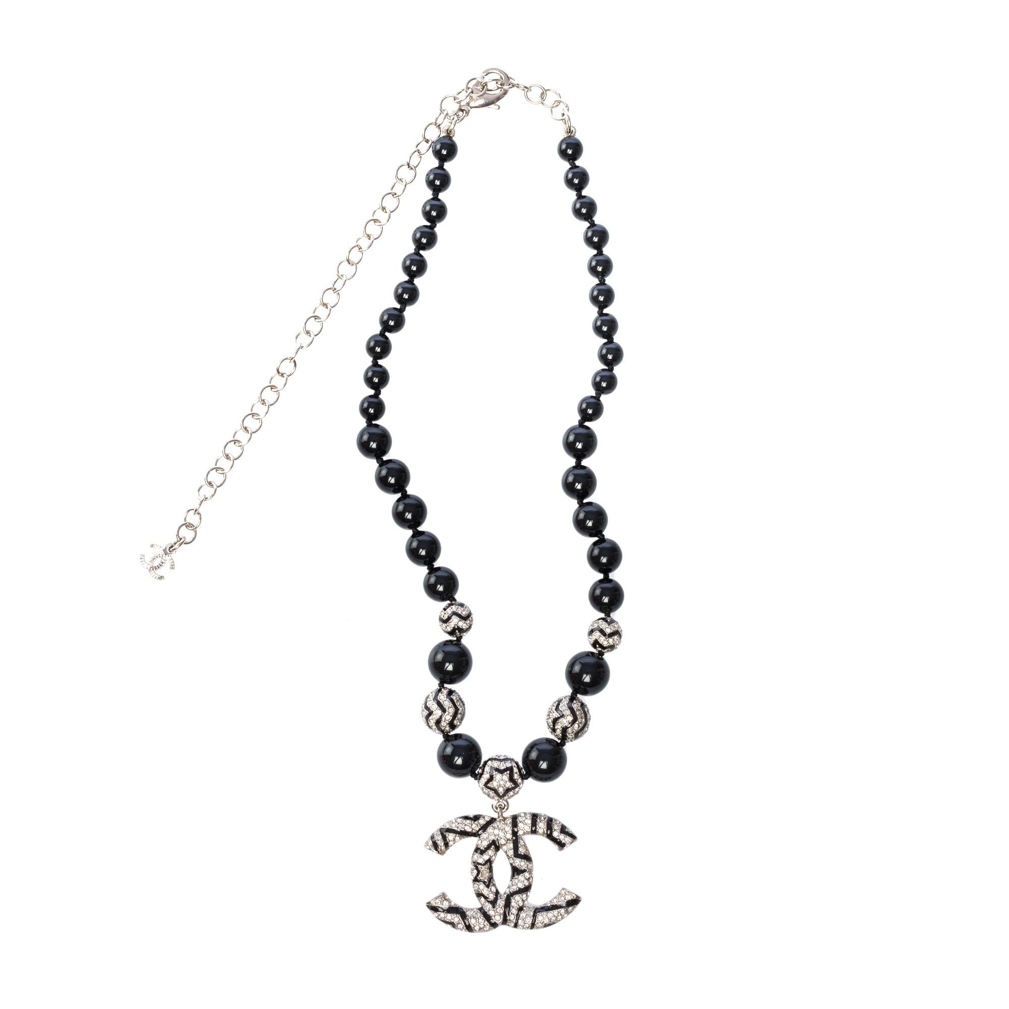 Contemporary Chanel Necklace in silver metal and black pearl