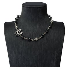 Chanel Necklace in silver metal and black pearl