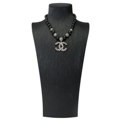 Chanel Necklace in silver metal and black pearl