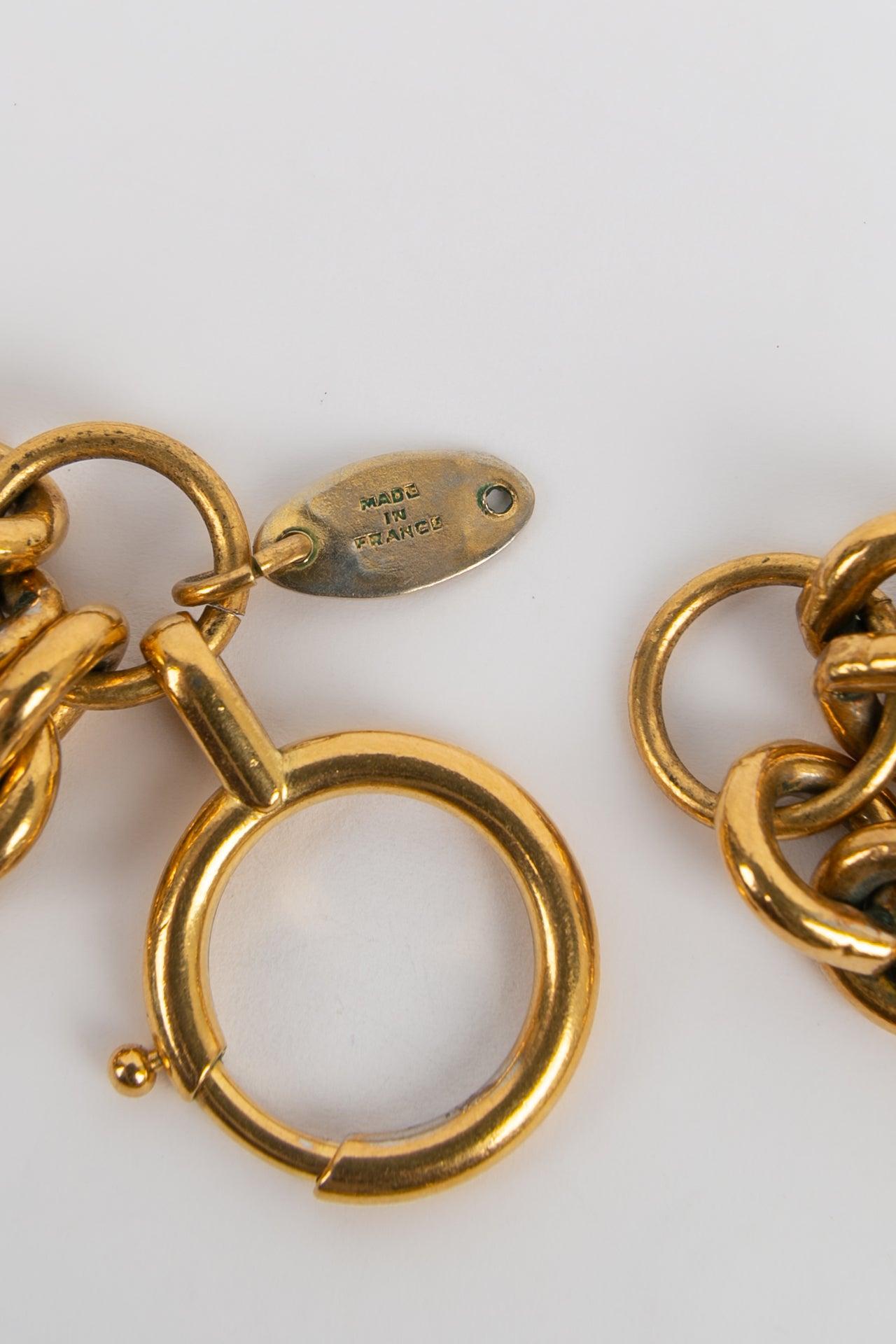 Chanel Halskette aus drei Goldmetallketten mit zentralem CC-Anhänger im Angebot 5