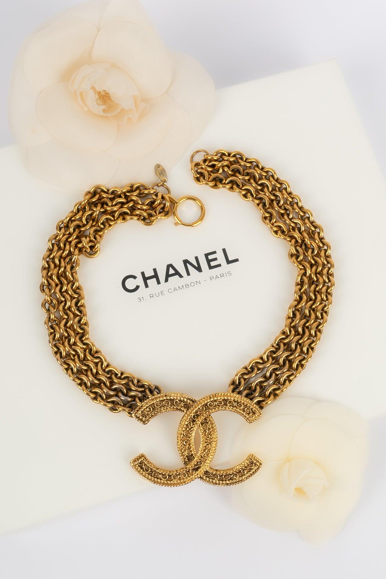 Chanel - (Made in France) Short necklace made of three gold metal chains and a central cc pendant. Collection 1985.

Additional information:
Dimensions: Length of the shortest row: 45 cm
Condition: Very good condition
Seller Ref number: CB202