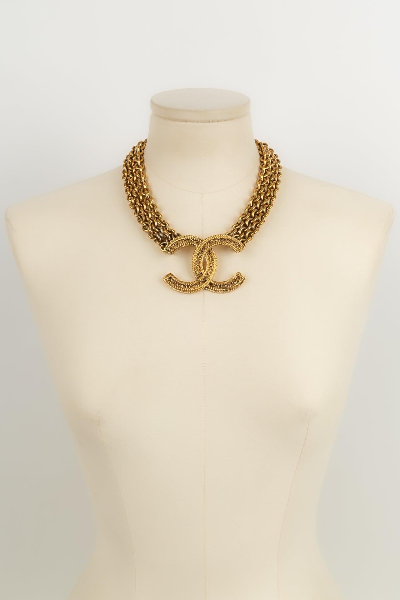 Chanel Necklace in Three Gold Metal Chains with Central CC Pendant In Excellent Condition For Sale In SAINT-OUEN-SUR-SEINE, FR