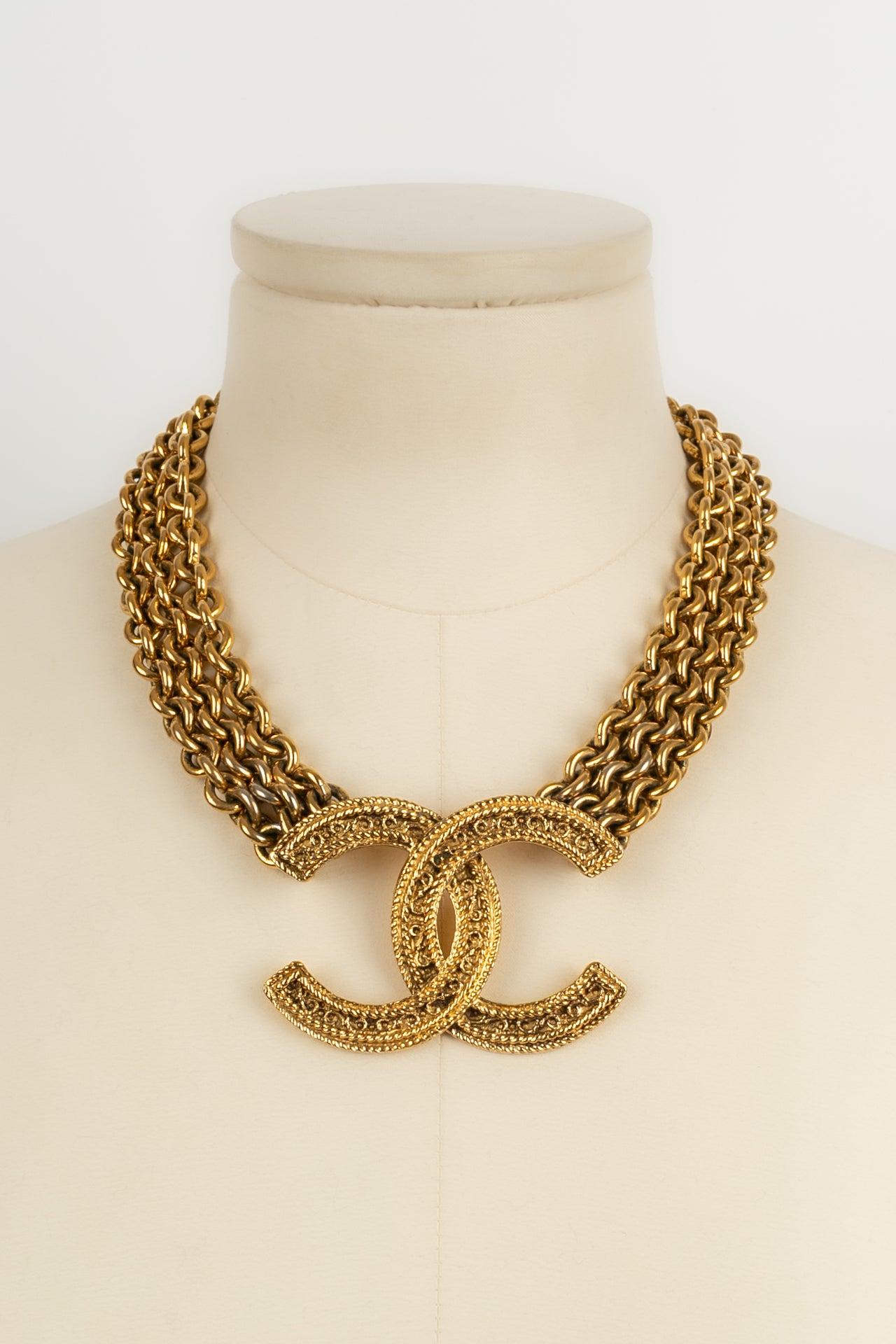 Chanel Halskette aus drei Goldmetallketten mit zentralem CC-Anhänger im Zustand „Hervorragend“ im Angebot in SAINT-OUEN-SUR-SEINE, FR
