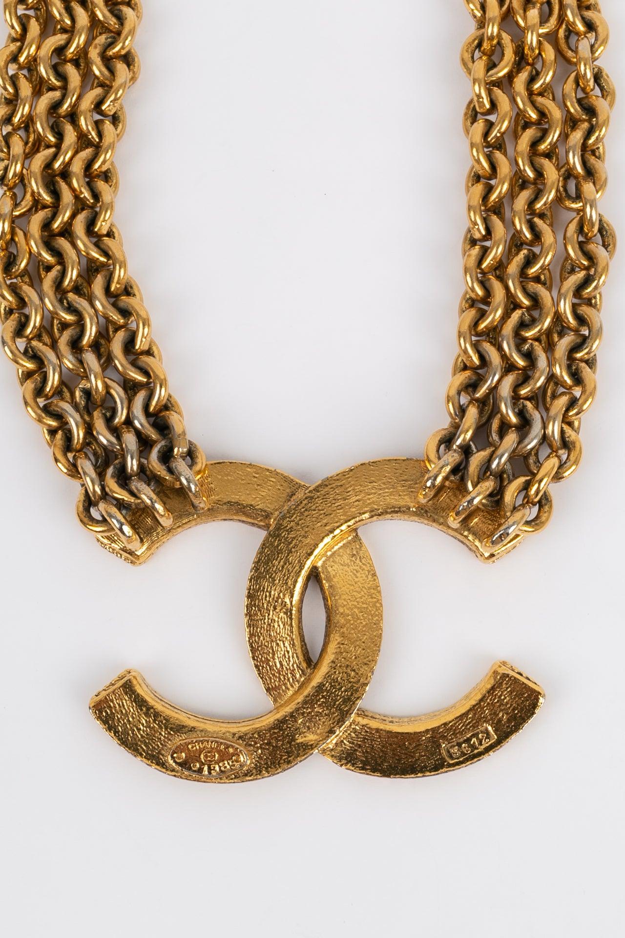 Donna Collana Chanel a tre catene in metallo dorato con ciondolo centrale a forma di CC