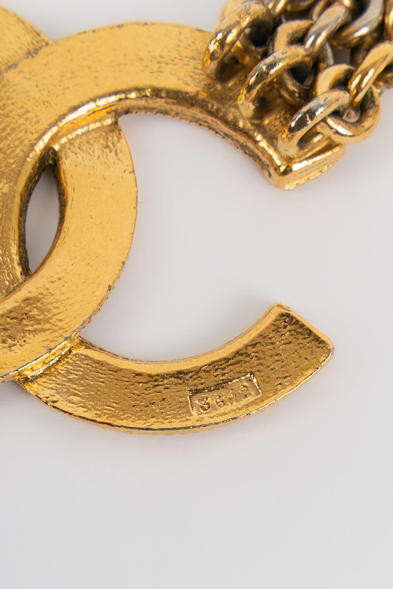 Chanel Halskette aus drei Goldmetallketten mit zentralem CC-Anhänger im Angebot 2