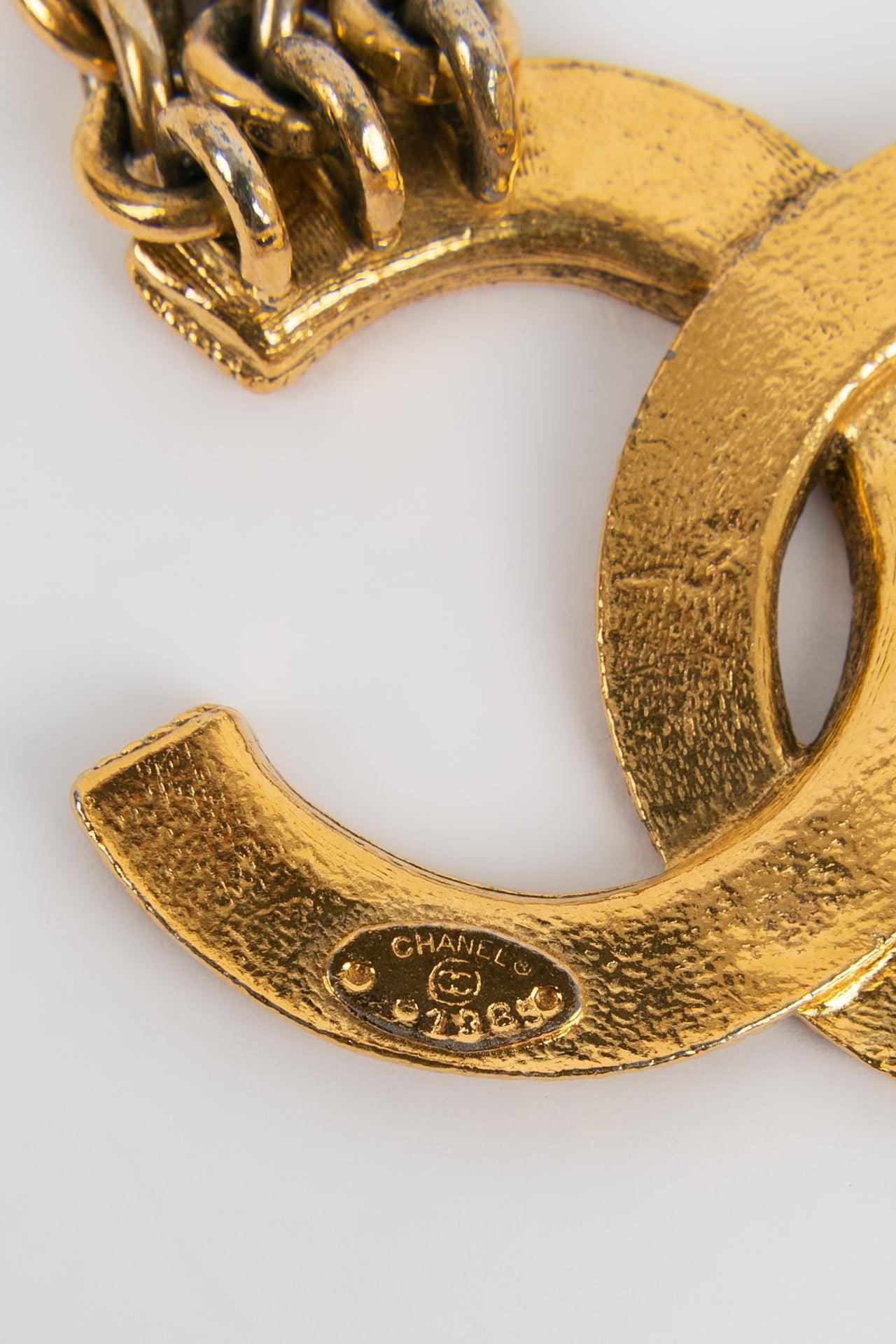 Chanel Halskette aus drei Goldmetallketten mit zentralem CC-Anhänger im Angebot 3