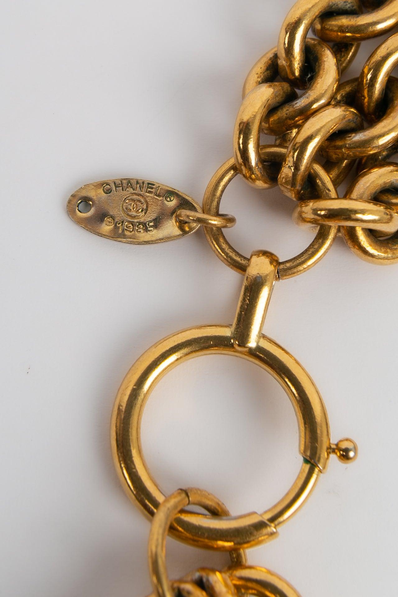 Chanel Halskette aus drei Goldmetallketten mit zentralem CC-Anhänger im Angebot 4