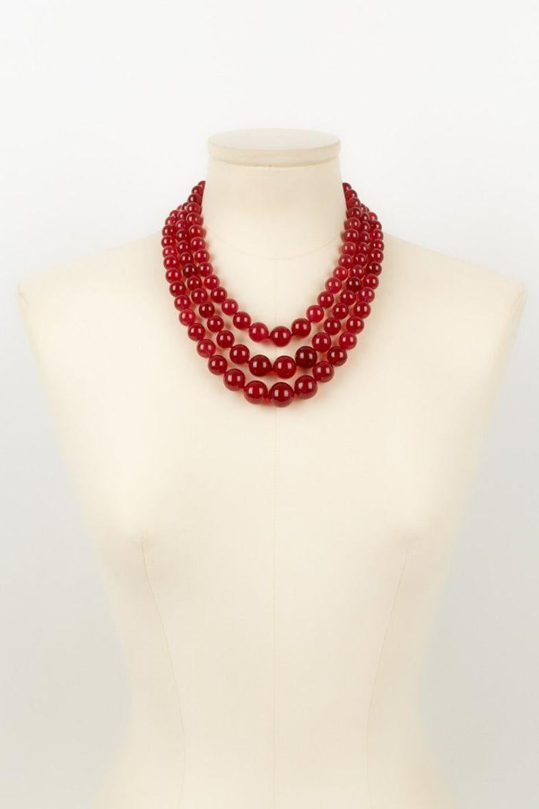 Chanel - (Made in France) Necklace with three rows of red glass beads.

Additional information:
Dimensions: Length of the shortest row: from 44 cm to 49 cm
Condition: Very good condition
Seller Ref number: CB121