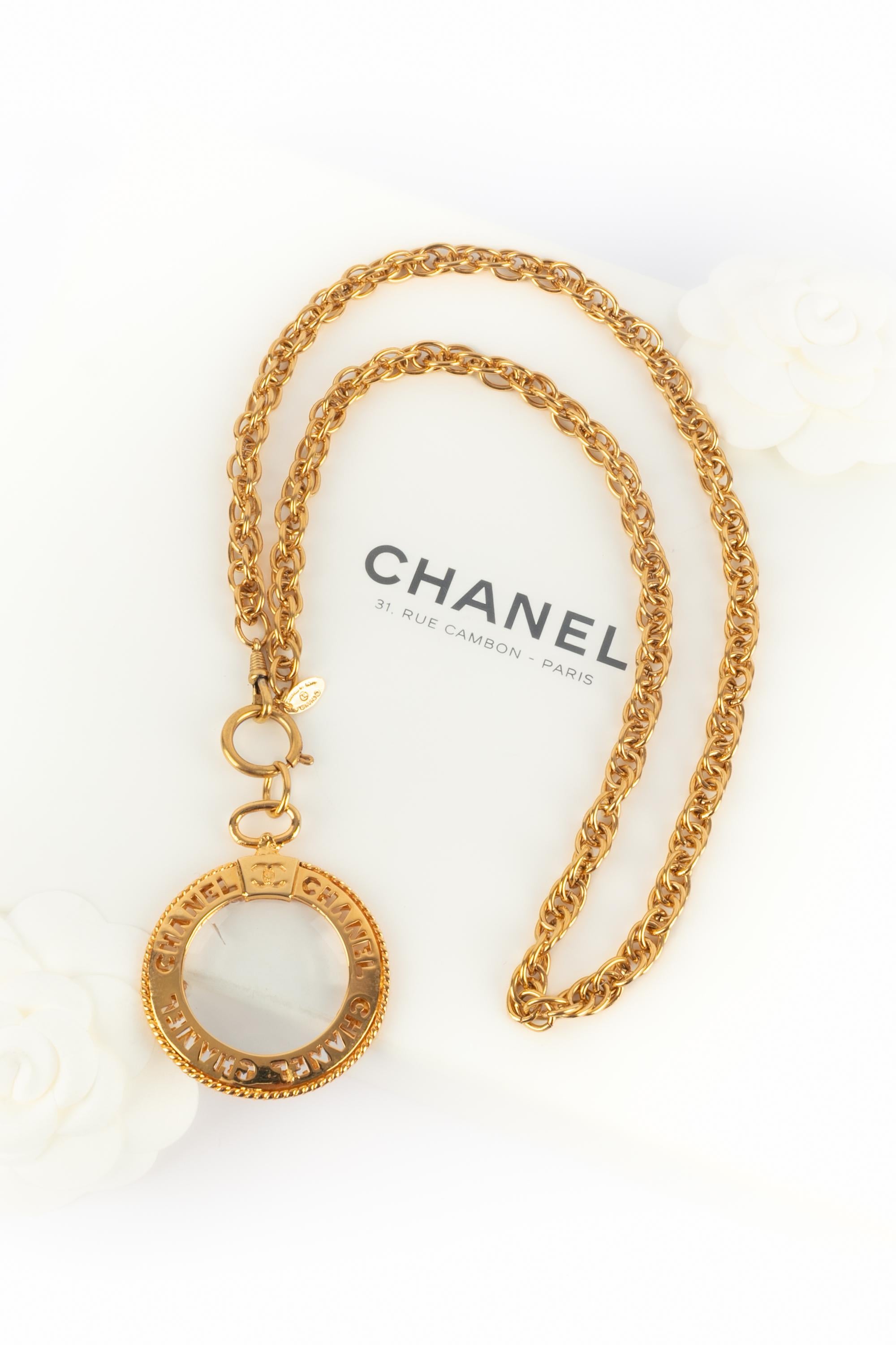 Chanel - (Made in France) Collana in metallo dorato con ciondolo a forma di lente d'ingrandimento. Gioielli della metà degli anni '80.

Condizioni:
Ottime condizioni

Dimensioni:
Lunghezza: 72 cm

SKU:CB29