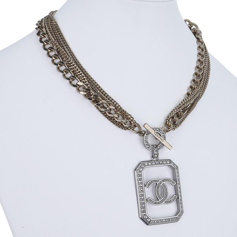 Chanel Collier avec pendentif CC multi-chaînes en argent, 2018 En vente sur  1stDibs