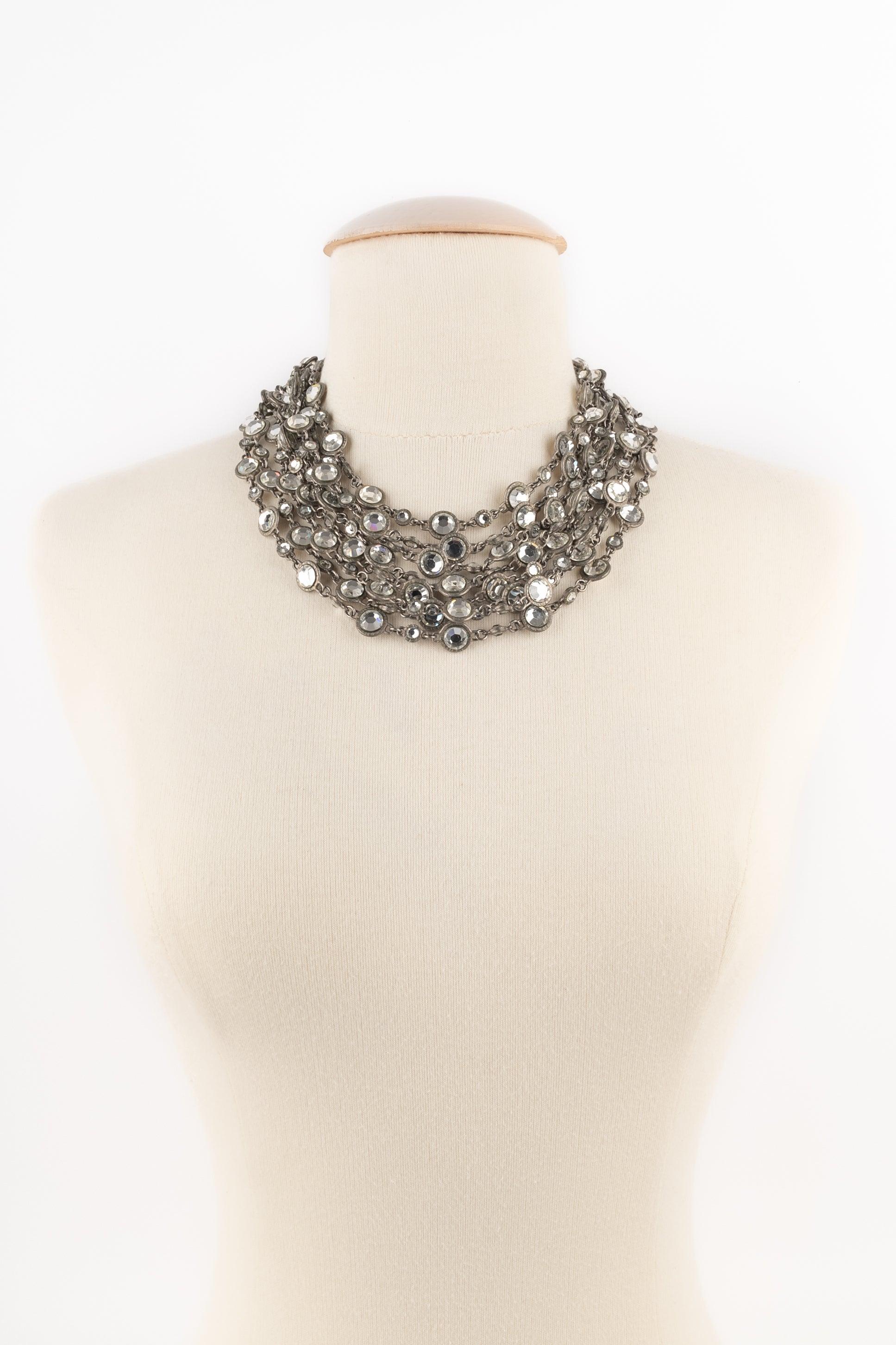 Chanel - (Made in France) Silvery metal necklace ornamented rhinestones. 1998 Fall-Winter Collection directed by Karl Lagerfeld.

Additional information:
Condition: Very good condition
Dimensions: Length: from 41 cm to 45 cm
Period: 20th