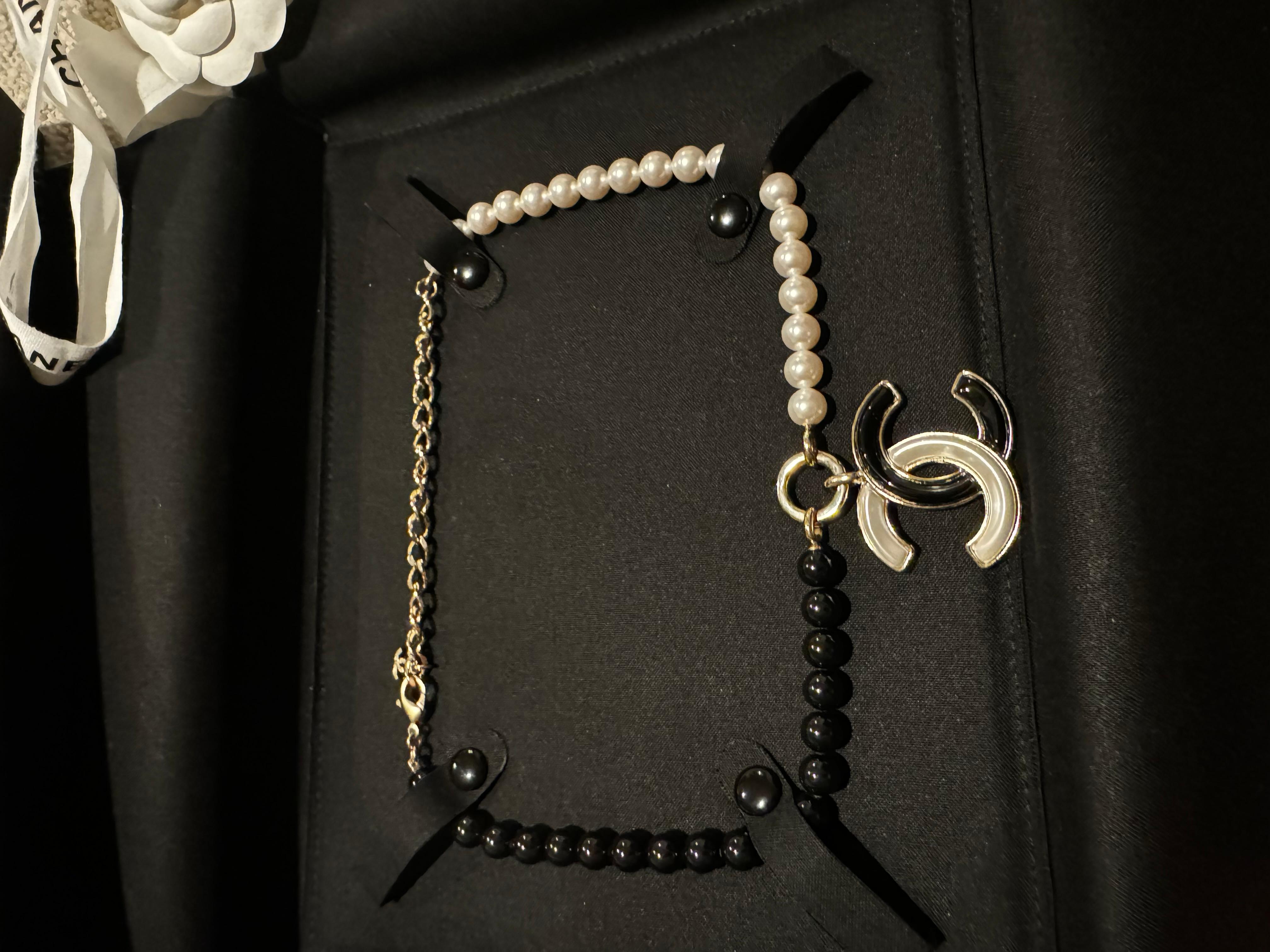 Chanel necklace Black/White. CHANEL Pearl Bead CC Necklace in Black and White. This elegant  necklace is crafted of pearls and smooth glass black beads with the Chanel CC logo pendant. Adjustable 

New, Includes Box and case