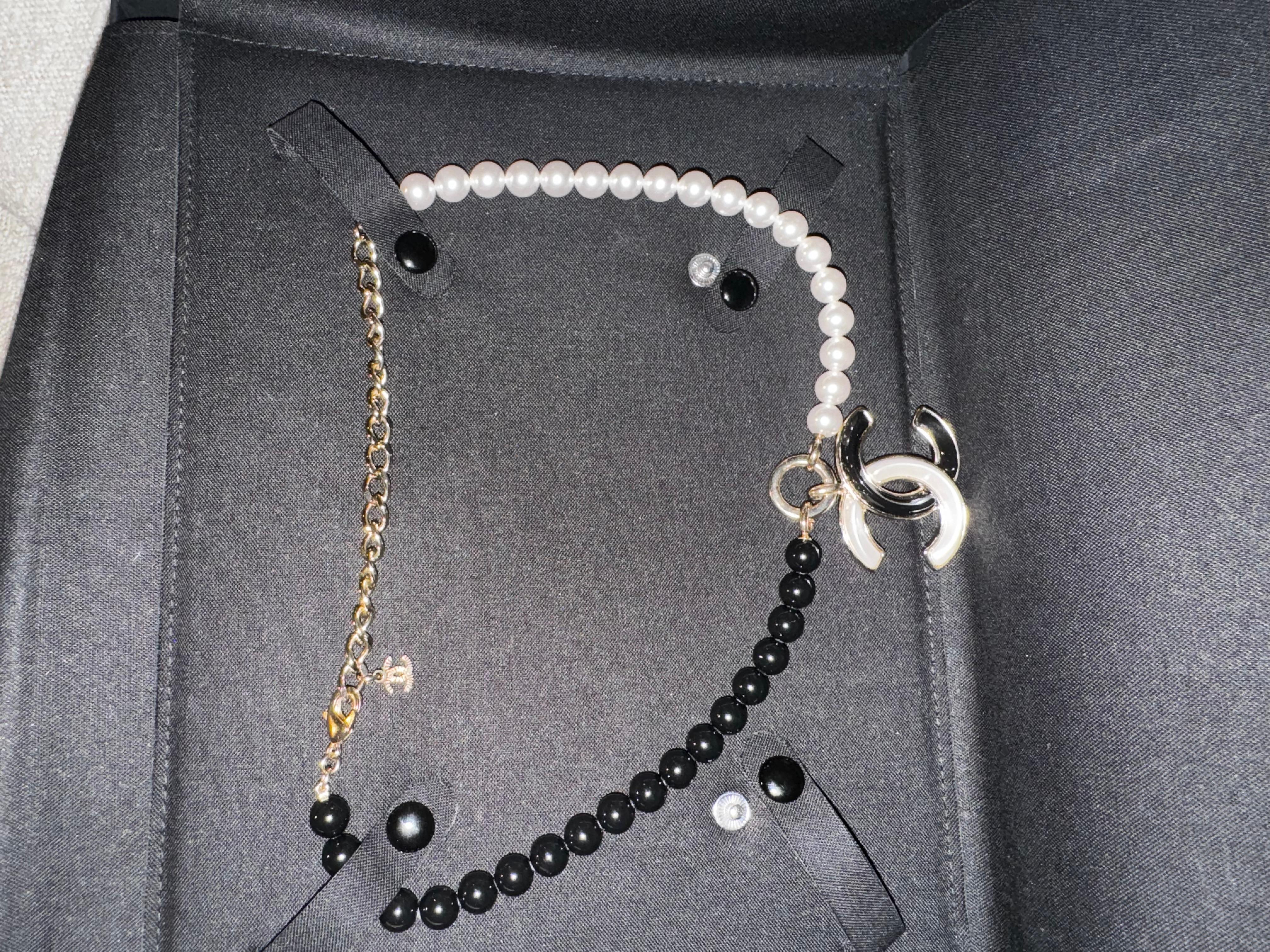 Chanel necklace pearl bead in Black and White In New Condition In London, England