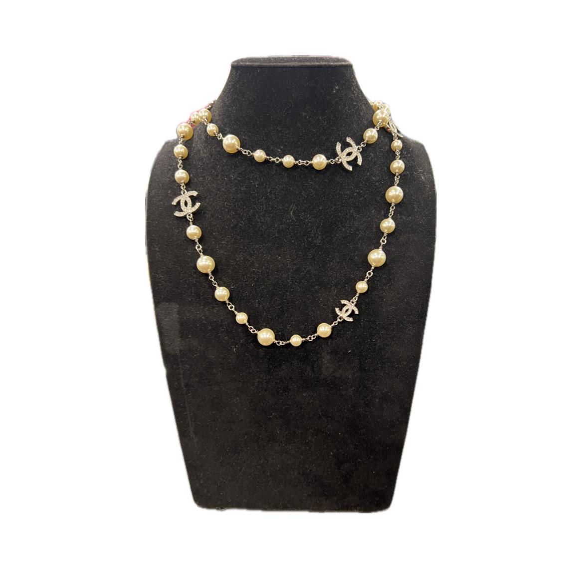 Made in France, this long Chanel long necklace is in silver metal, pearls and rhinestone CC.
It is reversible on both sides. Can be worn long or double.
Stamp on clasp.
Total length: 108 cm, CC in stass 2 sizes: 2 x 1.5 cm and 1.5 x 1 cm.
Il will be