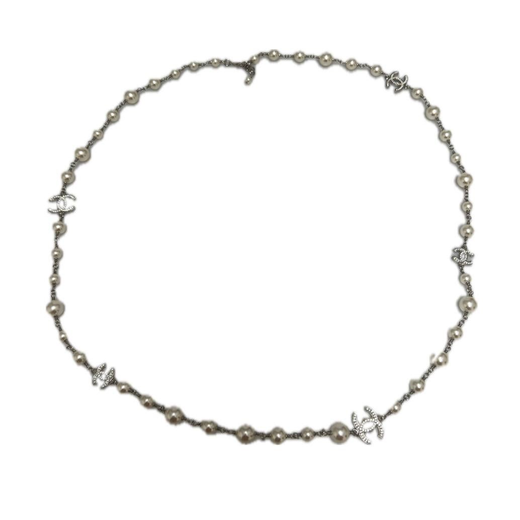 Chanel Halskette mit Perlen und CC für Damen oder Herren im Angebot