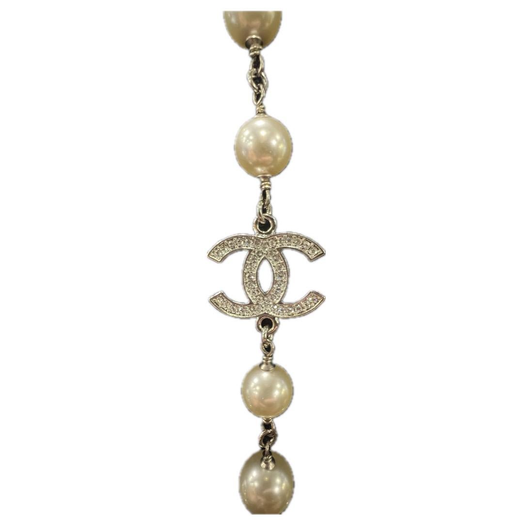 Chanel Halskette mit Perlen und CC im Angebot 1
