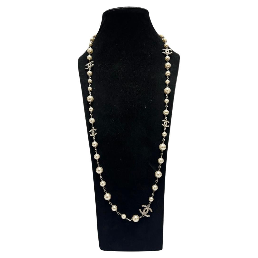 Chanel Halskette mit Perlen und CC im Angebot