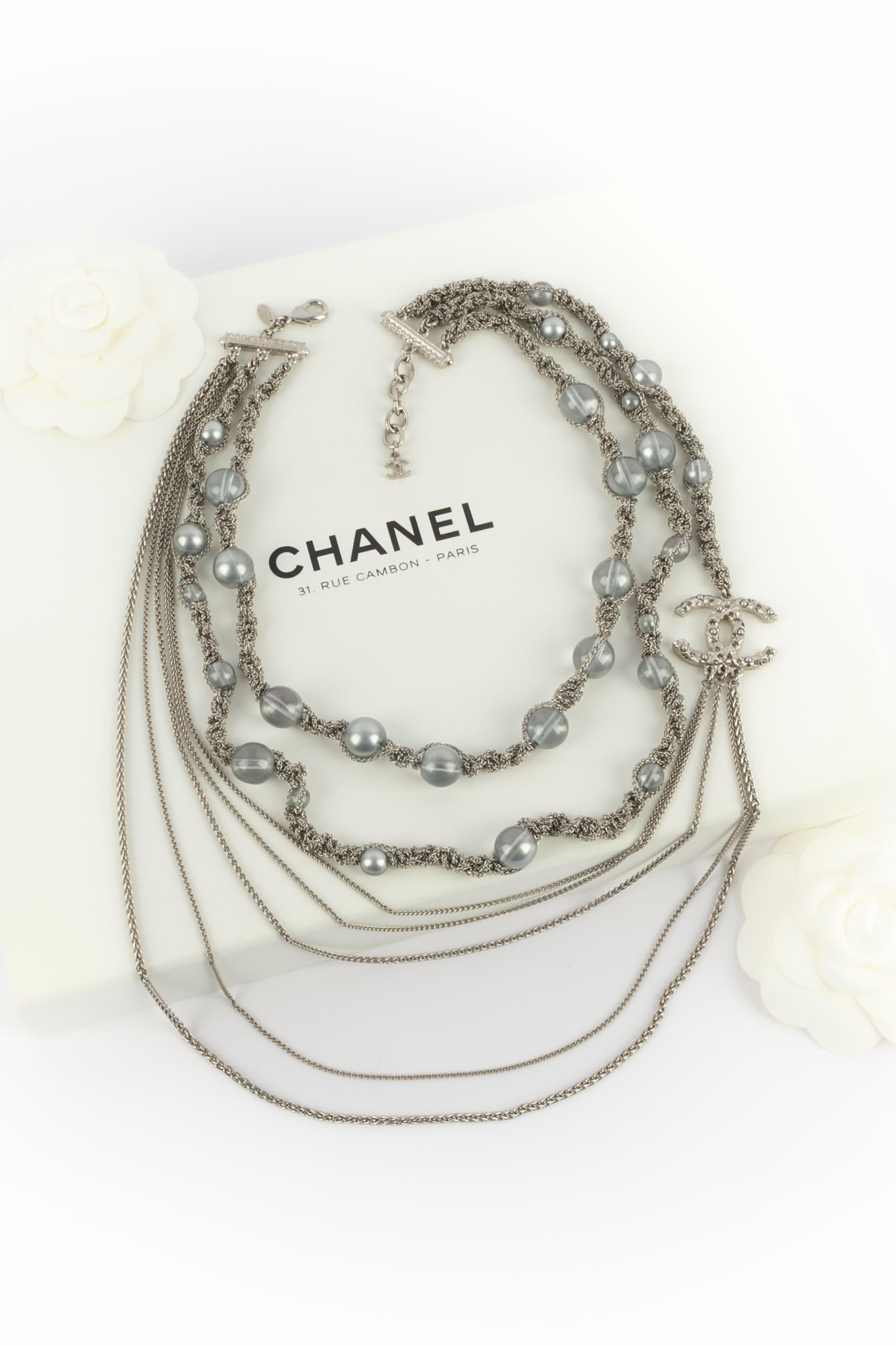 CHANEL - (Made in France) Multi-row silvery metal chain necklace with circular gray-tone costume pearls. 2018 Pre-Fall Collection under the artistic direction of Karl Lagerfeld.

Condition:
Very good condition

Dimensions:
Length of the shorter row: