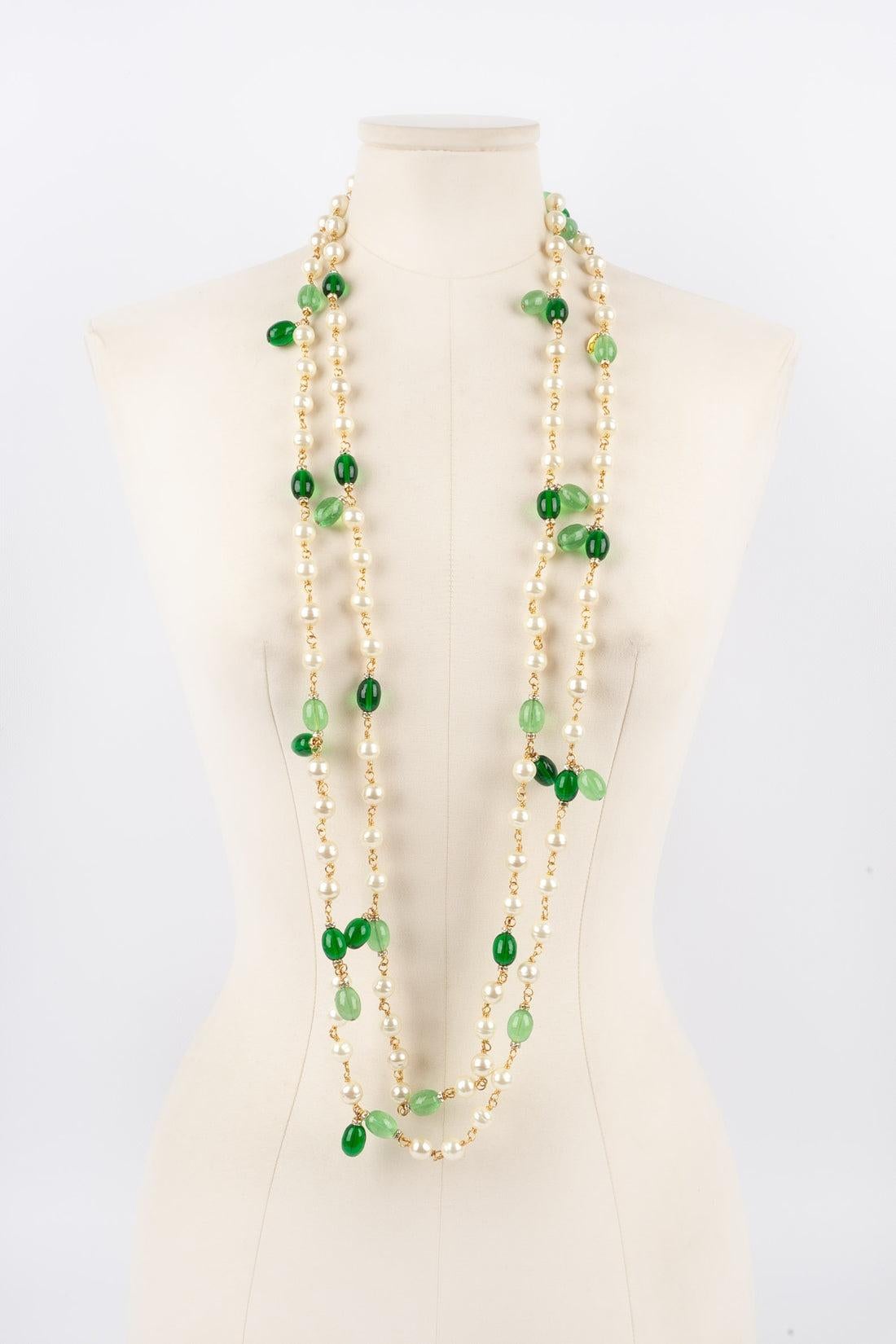 Chanel - (Made in France) Sautoir with costume pearls, green glass pearls, and Swarovski rhinestone rings. Necklace without fastener. 1984 Collection.

Additional information:
Condition: Very good condition
Dimensions: Length: 220 cm
Period: 20th