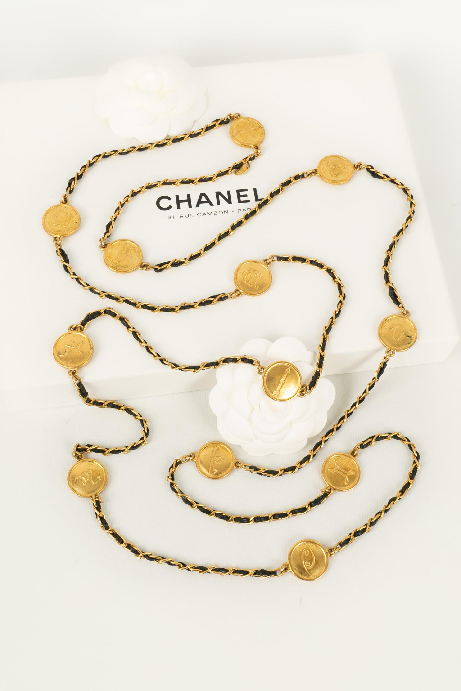Chanel Necklace / Sautoir in Gold-Plated Metal, 1995 For Sale 6