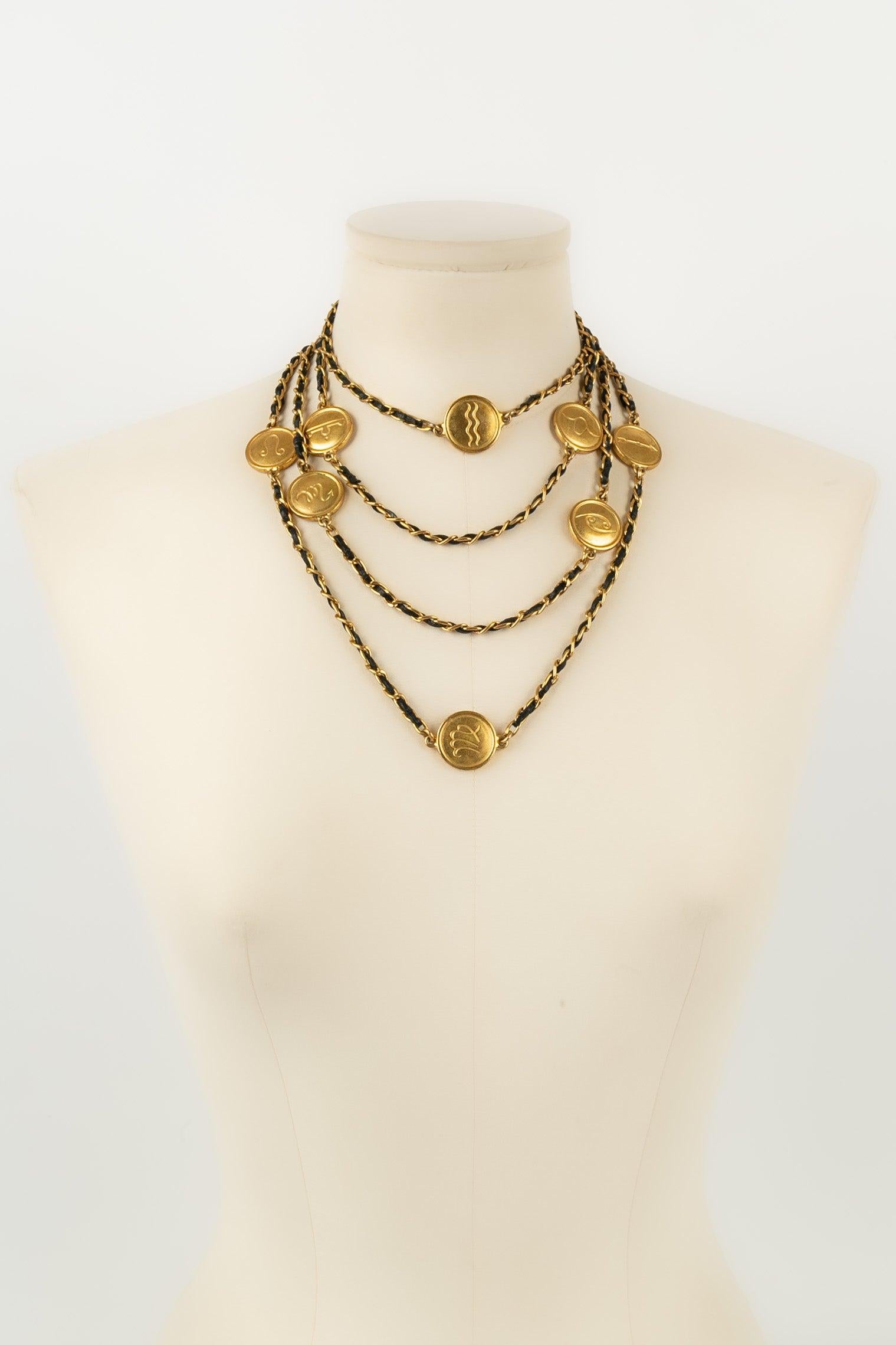 Women's Chanel Necklace / Sautoir in Gold-Plated Metal, 1995 For Sale