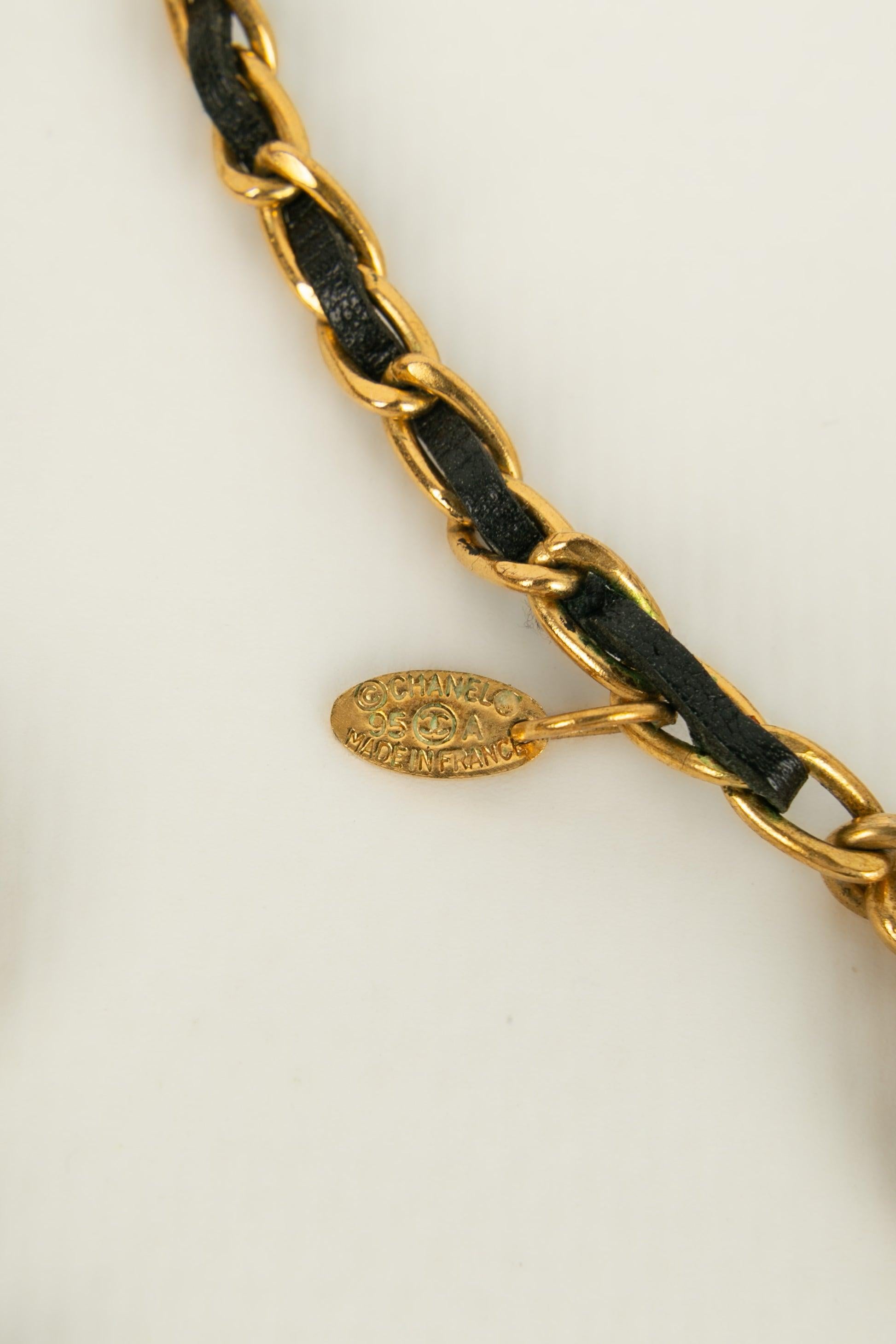 Chanel Necklace / Sautoir in Gold-Plated Metal, 1995 For Sale 4